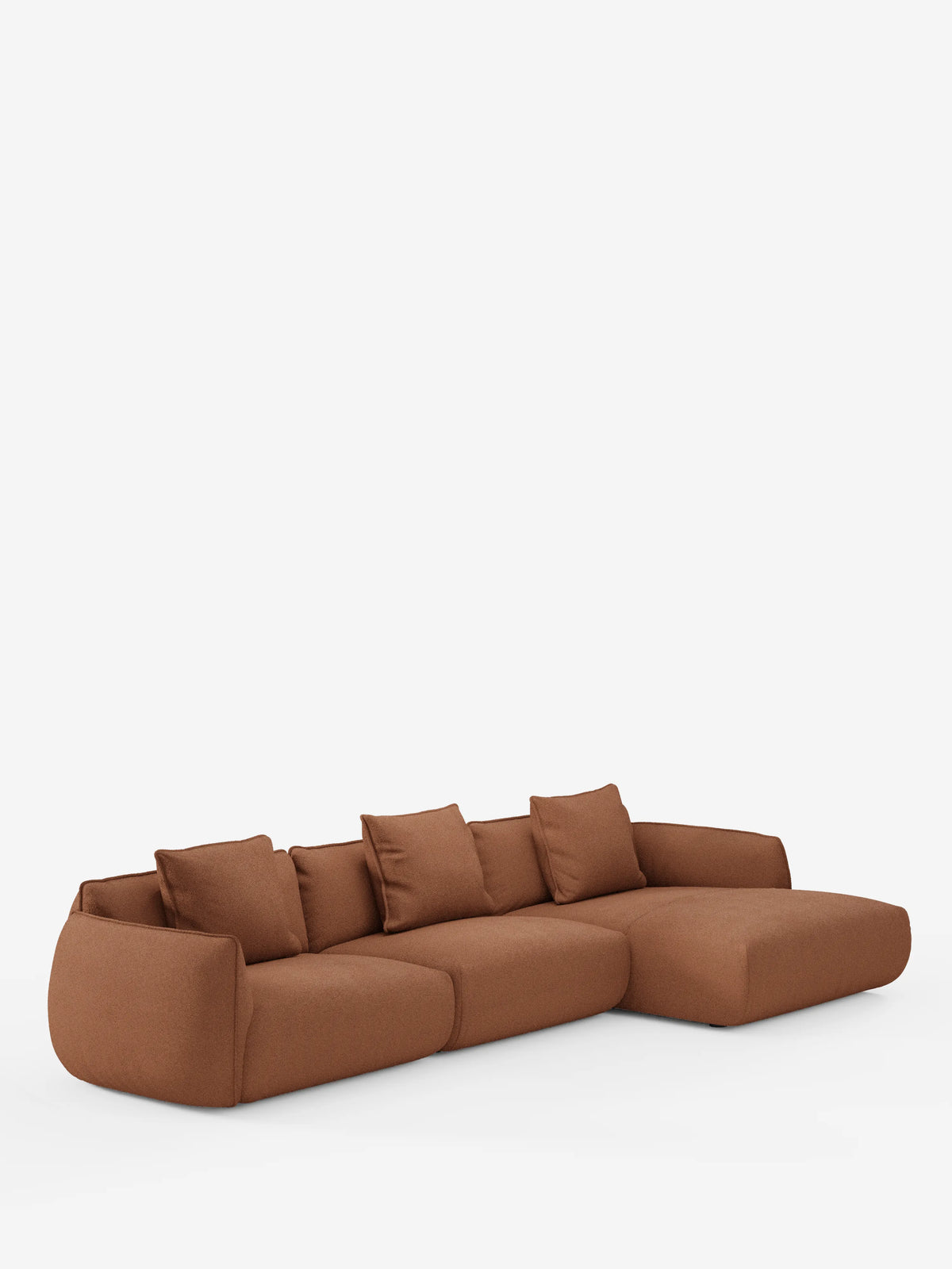 Il divano angolare con penisola componibile Nimbus di Divani.Store è un divano modulare moderno dal profilo ribassato, rivestito in tessuto T33 marrone effetto cotone antimacchia. Questo modello modulare è composto da quattro comode sezioni di seduta e una chaise longue sul lato destro, il tutto su uno sfondo bianco a tinta unita.