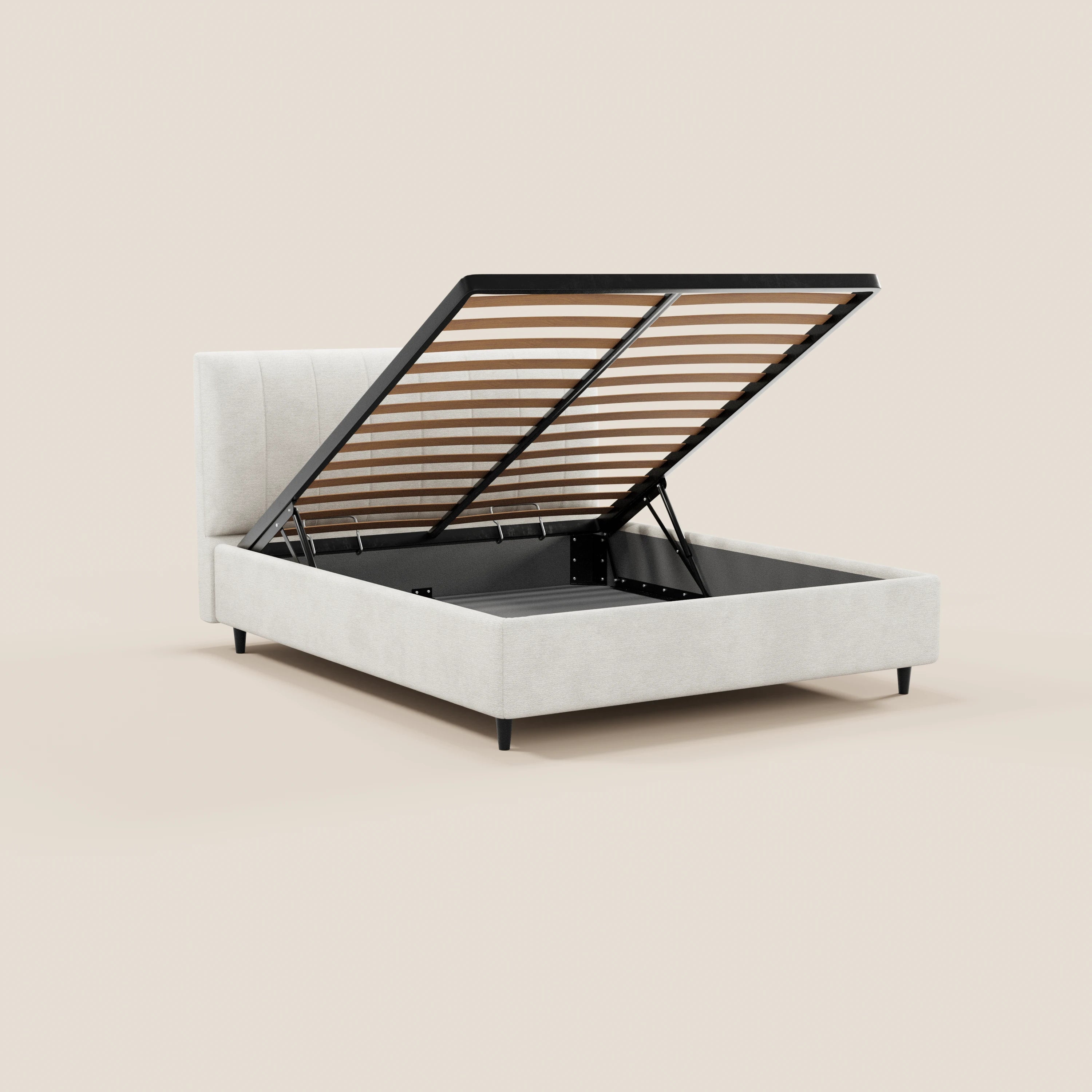 Il letto imbottito ONYX con contenitore di Letti.store, dotato di testiera verticale in tessuto certificato Oeko-Tex®, offre un ampio spazio nascosto. Questo letto moderno unisce stile e funzionalità grazie ai piedini neri corti che risaltano sullo sfondo chiaro.