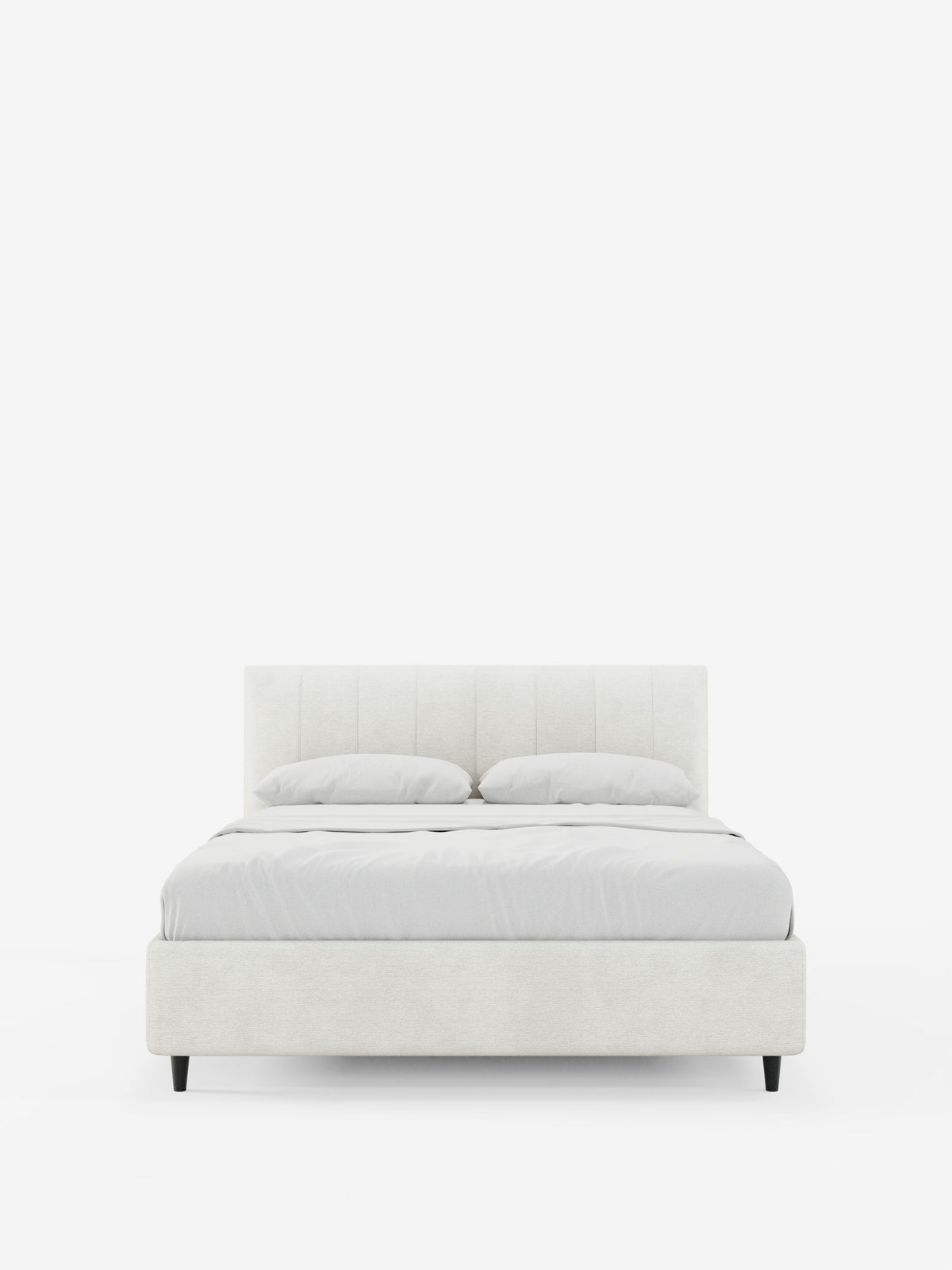 Il letto imbottito ONYX con contenitore e testiera verticale in tessuto certificato Oeko-Tex® di Letti.store è un letto moderno caratterizzato da una testiera imbottita bianca, due cuscini e biancheria da letto bianca. Poggia su brevi gambe nere su uno sfondo bianco a tinta unita, mettendo in risalto un design semplice e minimalista.