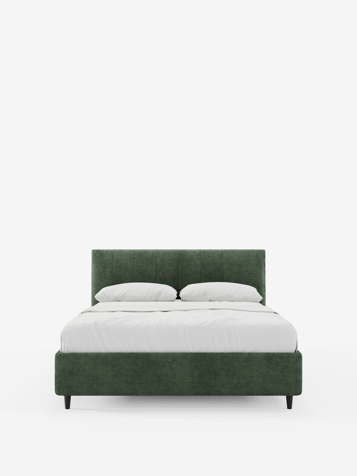 Il letto imbottito ONYX con contenitore e testiera verticale in tessuto certificato Oeko-Tex® di Letti.store è raffigurato di fronte su uno sfondo bianco a tinta unita. Questo moderno letto imbottito verde presenta una testiera bassa con cuciture verticali, due cuscini bianchi e un piumone bianco ben rifatto. Con le sue gambe corte nere e il design minimalista, offre stile e comfort per gli interni contemporanei.