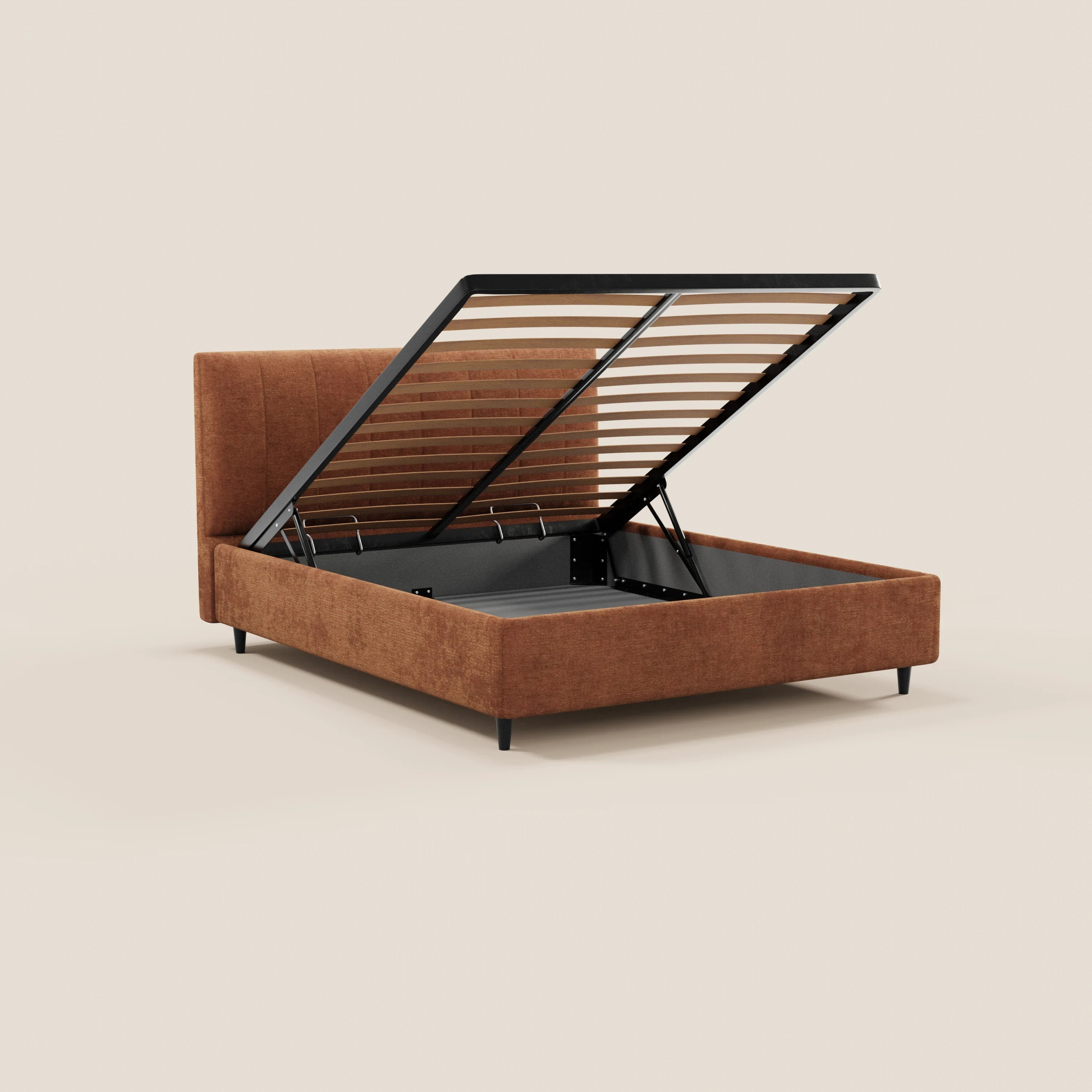 Il letto imbottito ONYX di Letti.store è caratterizzato da un tessuto marrone certificato Oeko-Tex®, una rete a doghe sollevabile con vano contenitore, una testiera a pannelli verticali ed eleganti gambe nere, il tutto su uno sfondo neutro.