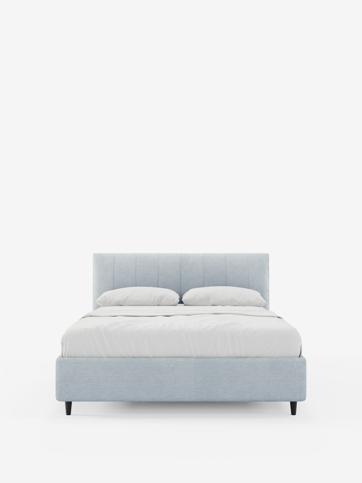 Un letto imbottito ONYX grigio chiaro con contenitore di Letti.store, caratterizzato da una testiera alta e verticale rivestita in tessuto certificato Oeko-Tex®, è raffigurato con due cuscini bianchi e un lenzuolo bianco ben rifatto su uno sfondo bianco a tinta unita. Il letto poggia su gambe corte e scure e presenta un design semplice e moderno.