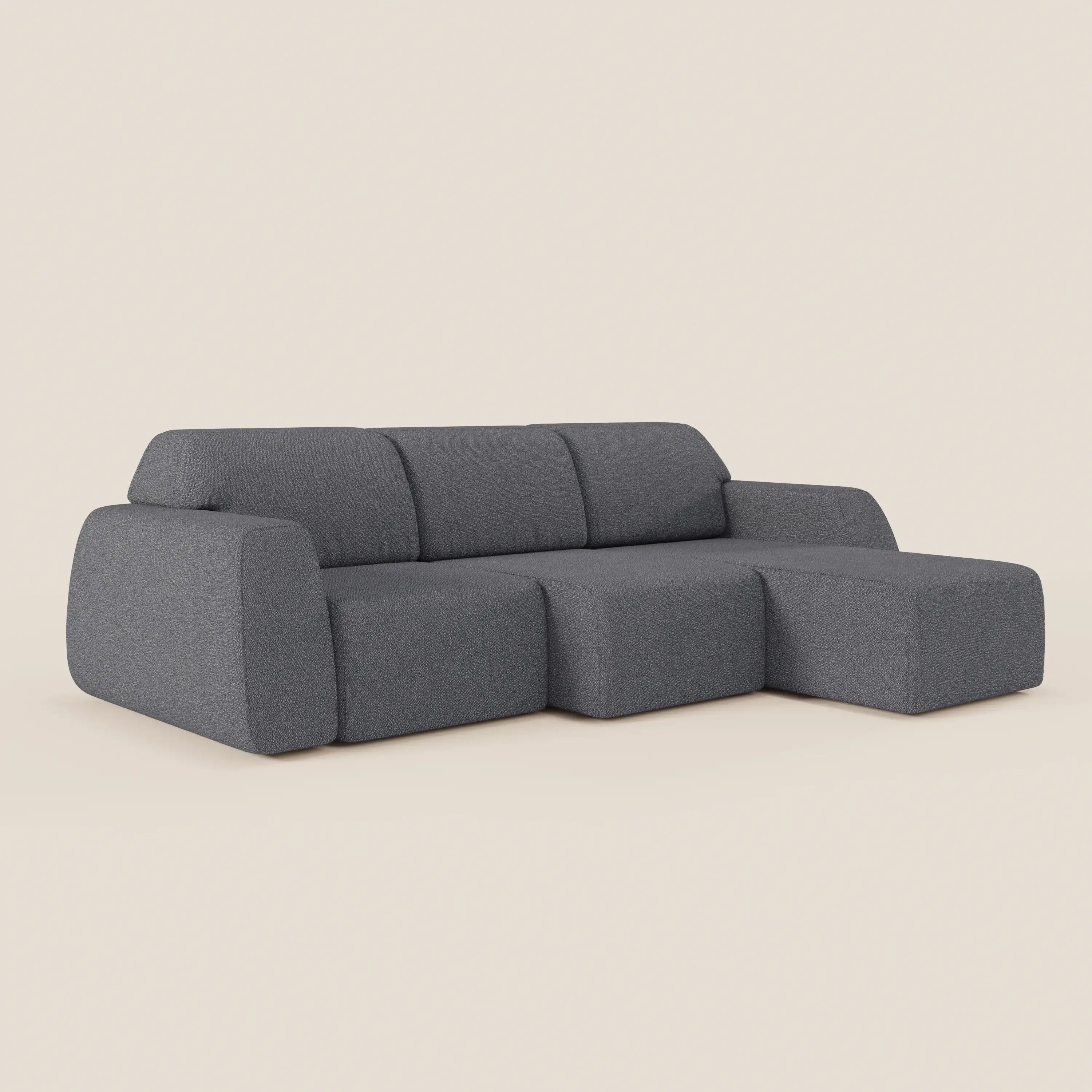 Orbit Divano angolare di Divani.Store è caratterizzato da un design moderno e minimalista con cuscini in tessuto, ampi braccioli e una chaise reversibile. Tutti i sedili sono allungabili ed è rivestito in tessuto T33 effetto cotone, facile da pulire, su uno sfondo bianco sporco.