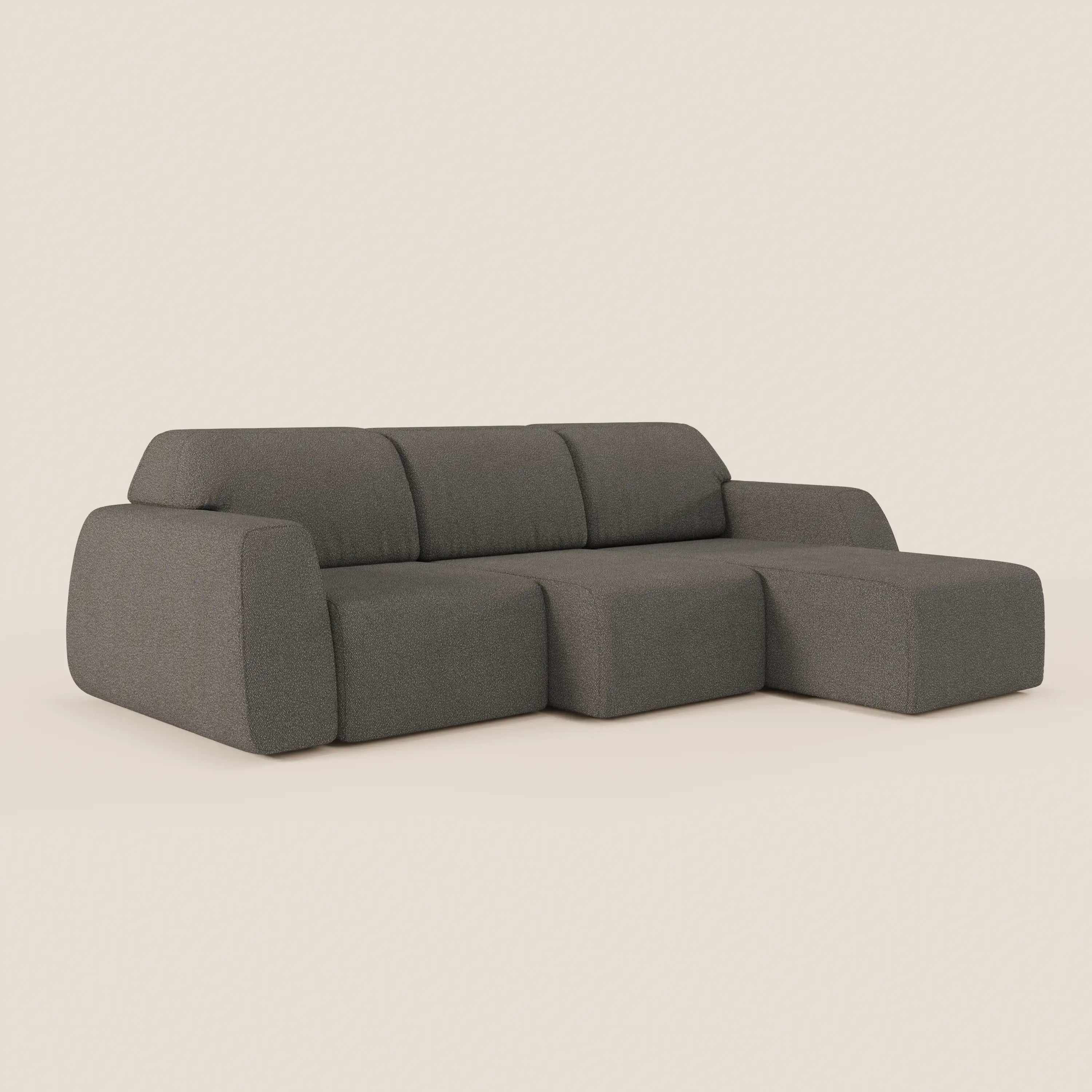 Il divano angolare Orbit con penisola reversibile di Divani.Store, in tessuto smacchiabile effetto cotone T33, offre sedute allungabili e un design moderno grigio scuro con cuscini morbidi e linee arrotondate, senza gambe visibili.