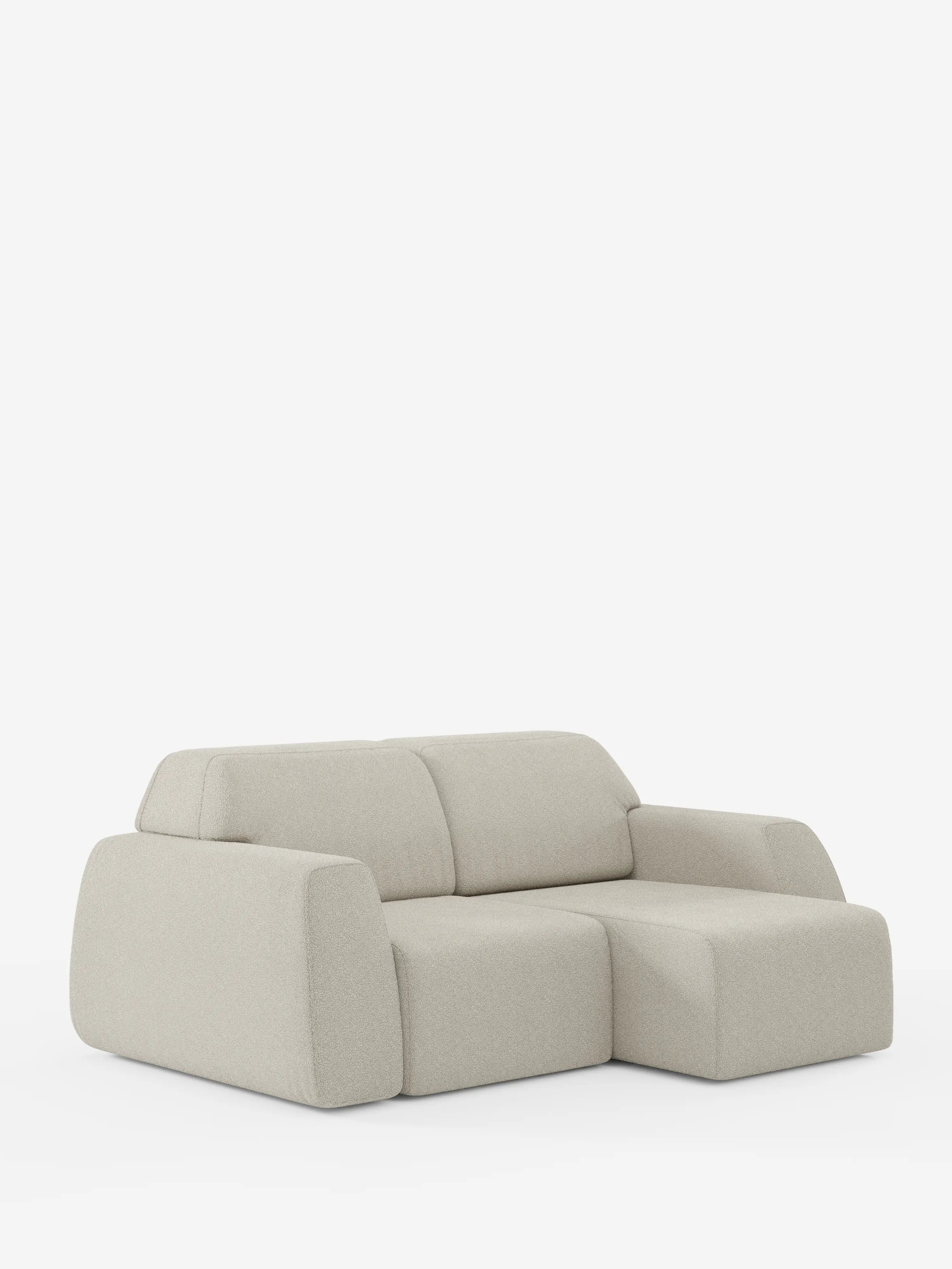 Un divano imbottito contemporaneo color grigio chiaro di Divani.Store, il divano Orbit da 2 e 3 posti con sedute scorrevoli, si caratterizza per le forme geometriche morbide e i braccioli ampi e bassi. Questo moderno divano componibile include una chaise longue sul lato destro ed è interamente sfoderabile con tessuto T33 effetto cotone antimacchia, offrendo un’estetica minimalista su uno sfondo bianco a tinta unita.