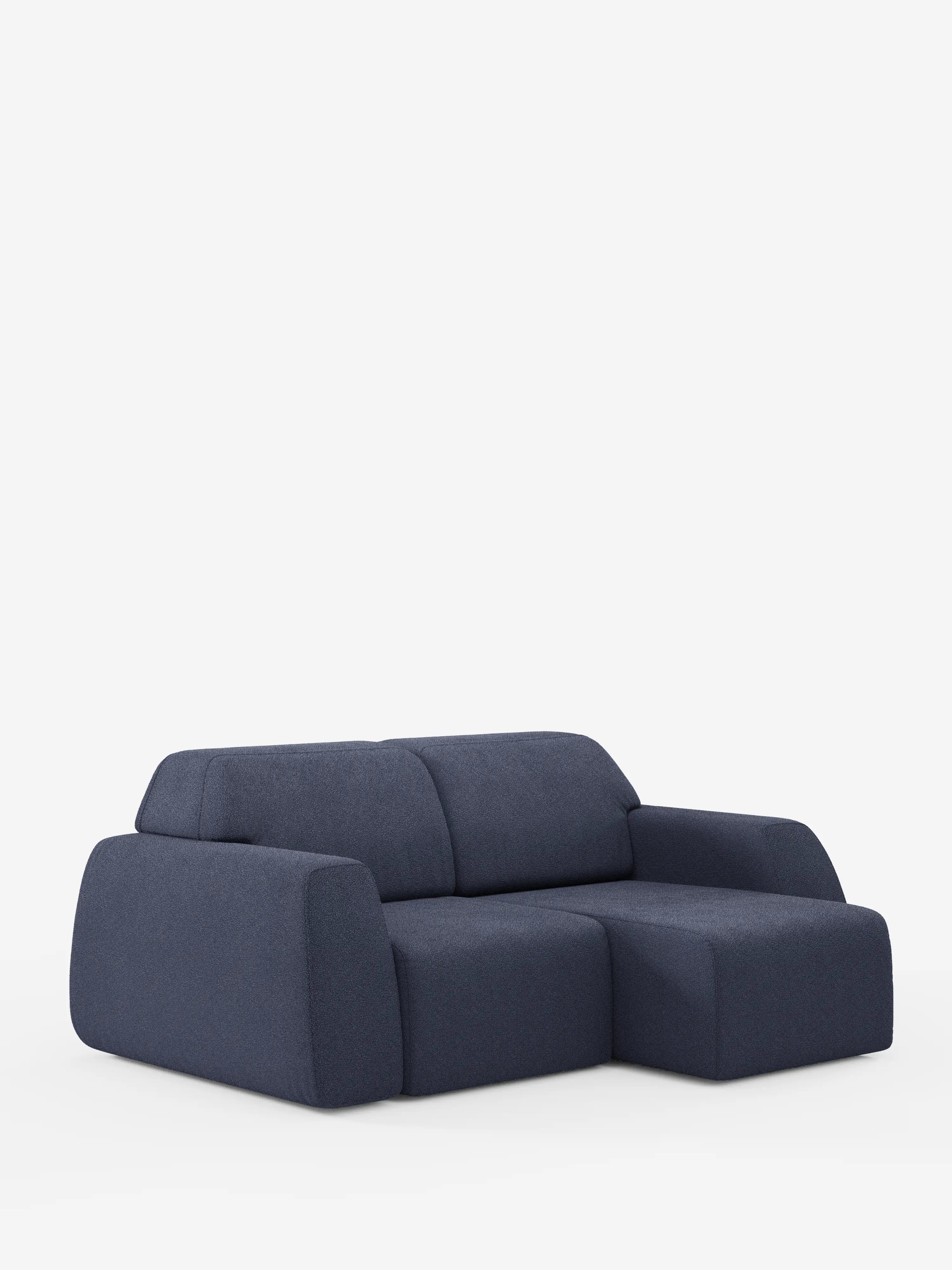 Il divano a due posti Orbit di Divani.Store, in stile contemporaneo, è rivestito in tessuto T33 effetto cotone blu scuro e resistente alle macchie; presenta ampi braccioli e una seduta bassa e profonda con ampie sedute scorrevoli per un comfort personalizzabile. Il design modulare include una chaise longue orientata verso destra ed è presentato su uno sfondo bianco a tinta unita.