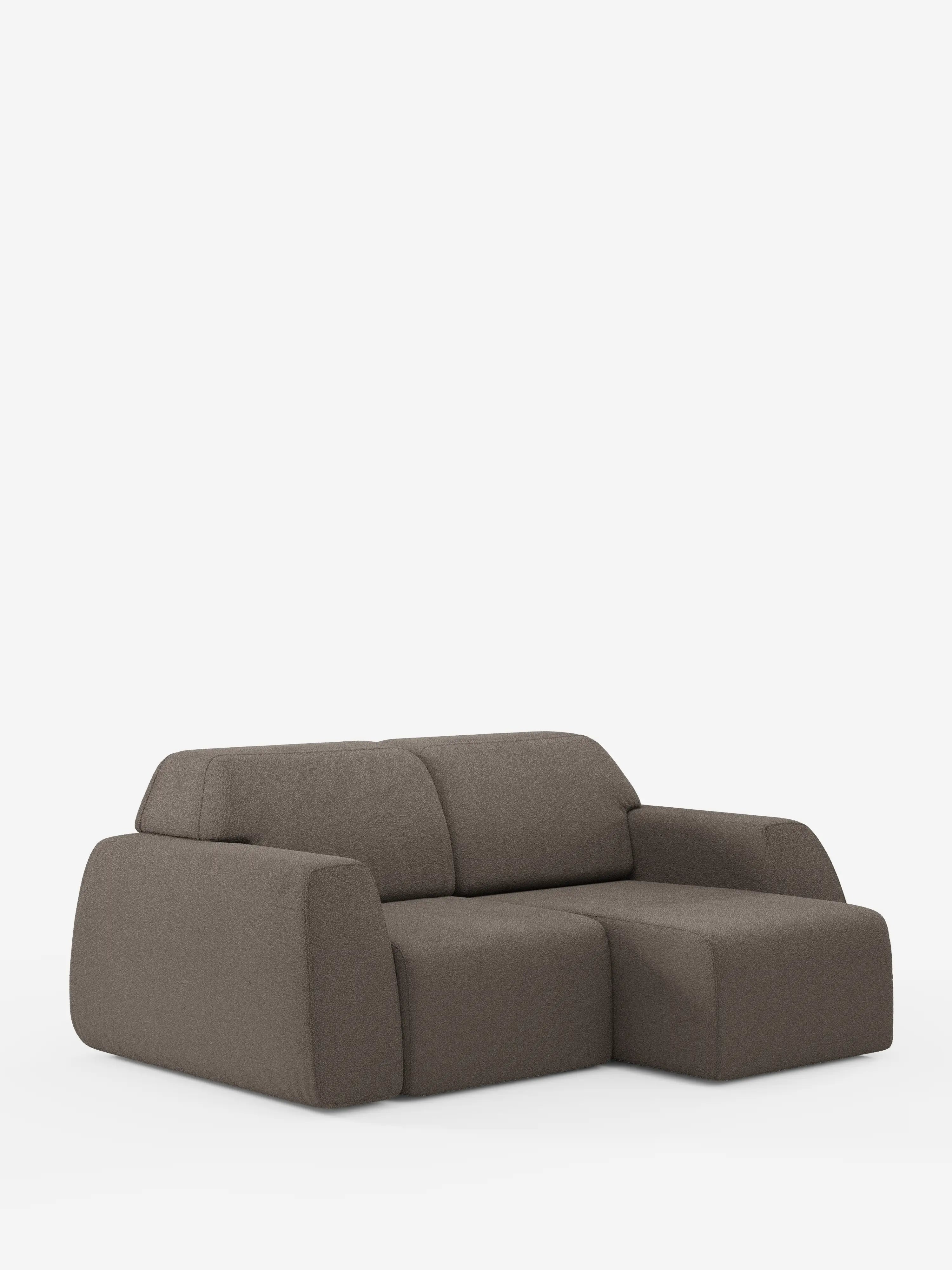 Su uno sfondo bianco a tinta unita, il divano a 3 posti Orbit di Divani.Store si distingue per il suo design contemporaneo, caratterizzato da una linea moderna nei toni del marrone, morbidi bordi arrotondati e una chaise longue integrata sul lato destro. Caratterizzato da linee minimaliste e da sedute e schienali imbottiti e morbidi, questo divano completamente sfoderabile, realizzato in tessuto T33 effetto cotone antimacchia, offre comfort e un aspetto accogliente.