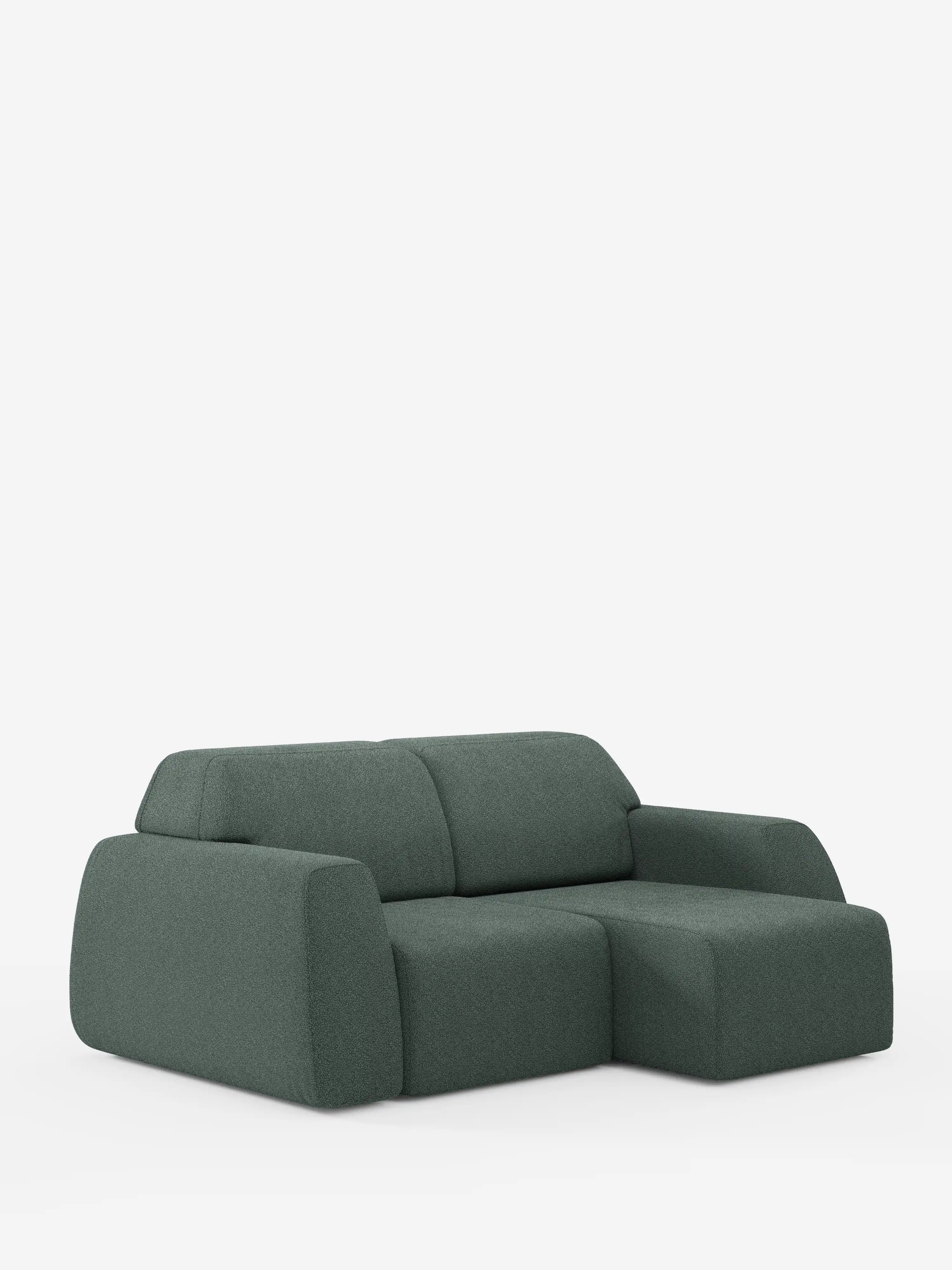 Un divano a 3 posti Orbit contemporaneo, di colore verde scuro, con sedute scorrevoli, realizzato da Divani.Store, completamente sfoderabile e rivestito in tessuto T33 effetto cotone antimacchia, presenta braccioli e schienali arrotondati e imbottiti, con un’estensione a chaise longue sul lato destro. Il design minimalista risalta con eleganza su uno sfondo bianco.