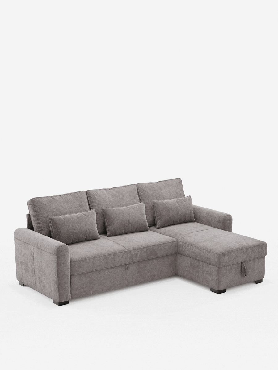 Il divano letto grigio Ottaviano con letto estraibile – penisola reversibile e contenitore in tessuto materico smacchiabile – è posizionato su uno sfondo a tinta unita, con tre cuscini dello schienale, tre cuscini decorativi e linguette di apertura a vista per l’accesso al vano contenitore.