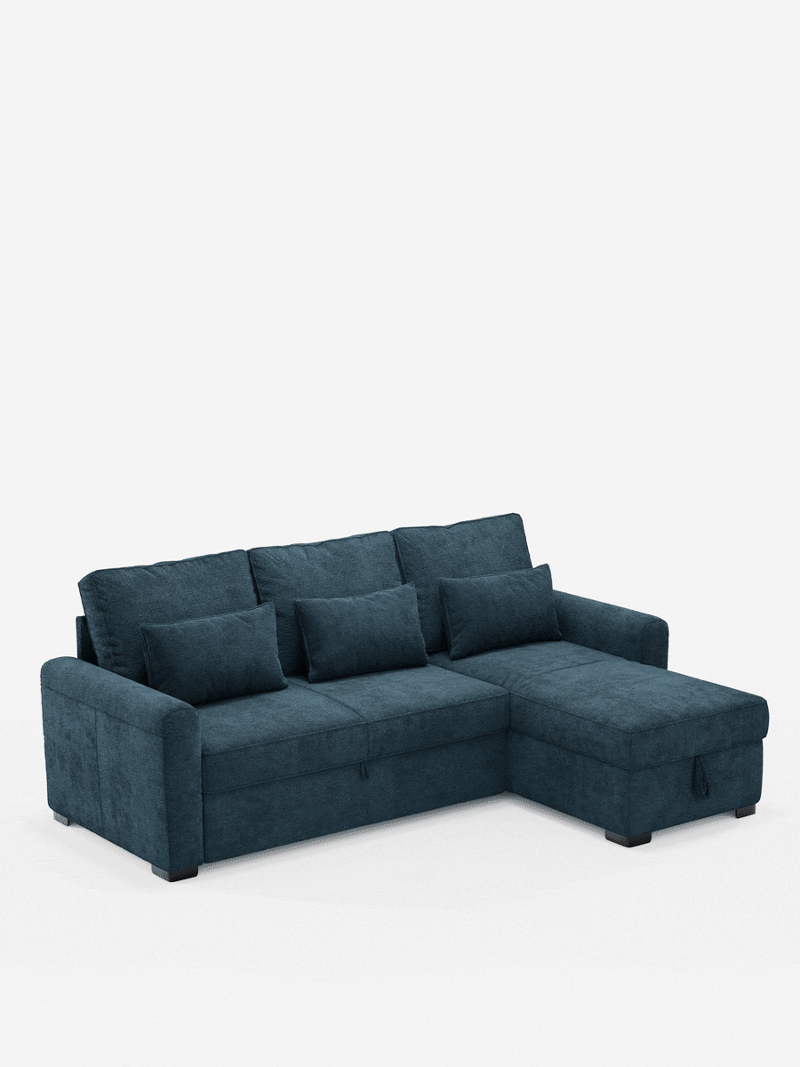 Un divano letto Ottaviano color verde acqua con letto estraibile, penisola reversibile e contenitore in tessuto materico smacchiabile, dotato di chaise longue, tre cuscini dello schienale, tre cuscini decorativi e una base contenitore, il tutto su uno sfondo a tinta unita.