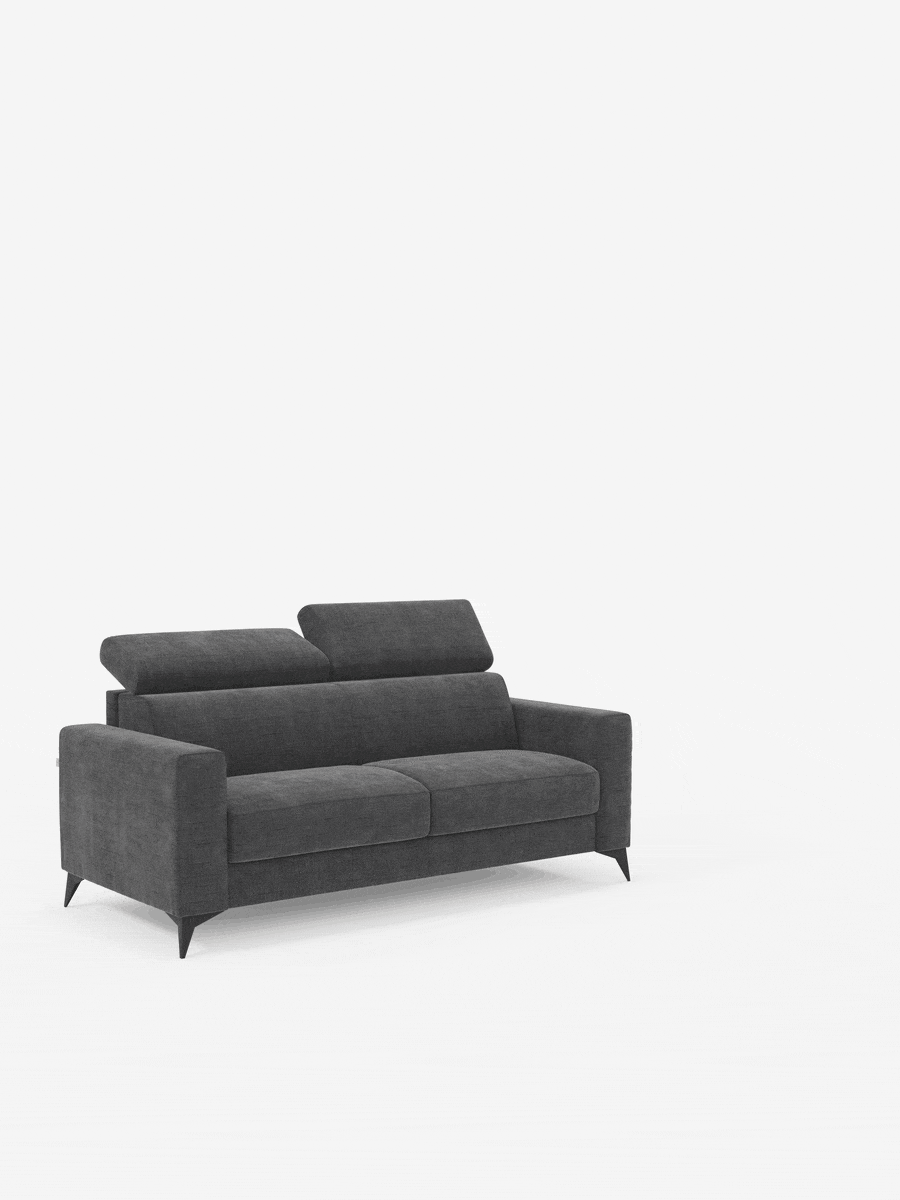 Un moderno divano letto matrimoniale Pegaso di Divani.Store, rivestito in tessuto jacquard T22 grigio scuro e resistente alle macchie, è dotato di due cuscini di seduta, due cuscini dello schienale e poggiatesta regolabili. Appoggiato su gambe angolari nere, questo divano letto contemporaneo è messo in risalto da uno sfondo bianco a tinta unita, che gli conferisce un look minimalista e pulito.