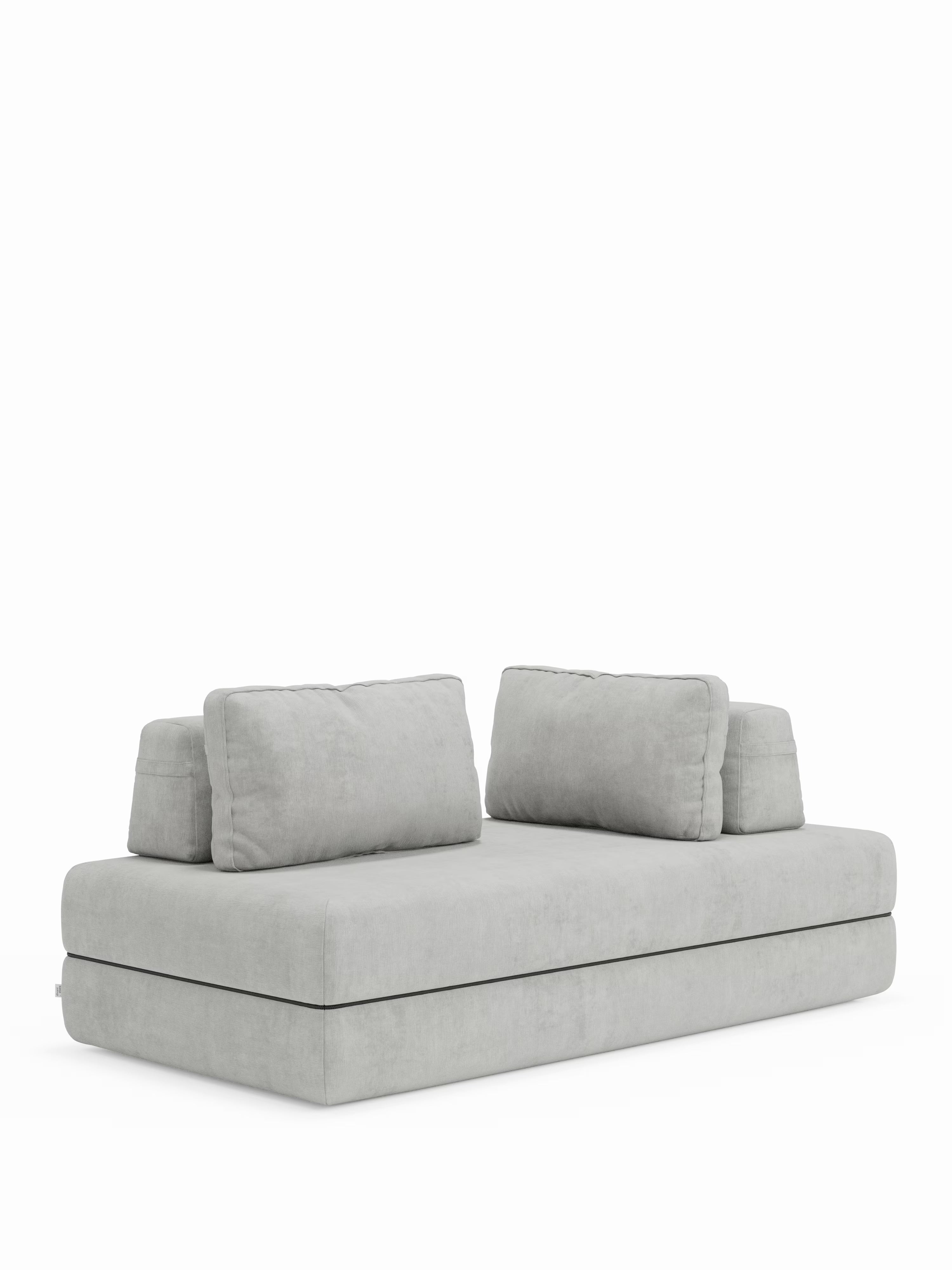 Vi presentiamo il divano letto matrimoniale Rift a 2 e 3 posti con schienali mobili di Divani.Store: un divano letto rettangolare moderno, di colore grigio chiaro, caratterizzato da un design minimalista e dal profilo ribassato. È dotato di due morbidi cuscini schienale abbinati e di due cuscini laterali quadrati più piccoli. Il divano è dotato di un comodissimo materasso in memory foam T31 alto 22 cm per un'esperienza di riposo ottimale, presentato su uno sfondo bianco a tinta unita.
