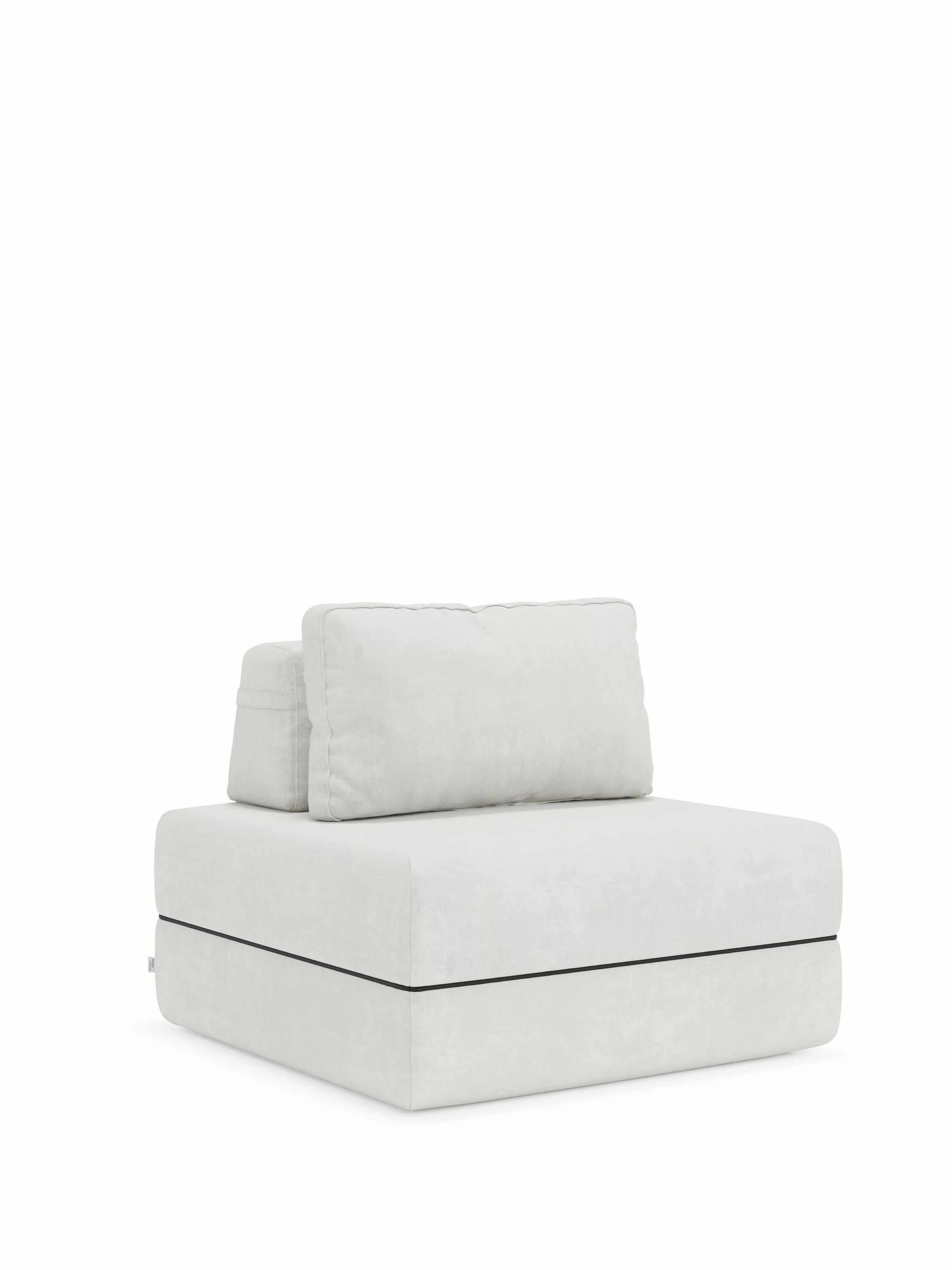 Una moderna poltrona letto Rift di Divani.Store, realizzata in tessuto smacchiabile T31 beige chiaro, caratterizzata da un cuscino di seduta con materasso in memory foam dello spessore di 22 cm, uno schienale rettangolare mobile leggermente reclinabile e sottili dettagli di bordatura nera lungo le cuciture, che risaltano sullo sfondo bianco a tinta unita.