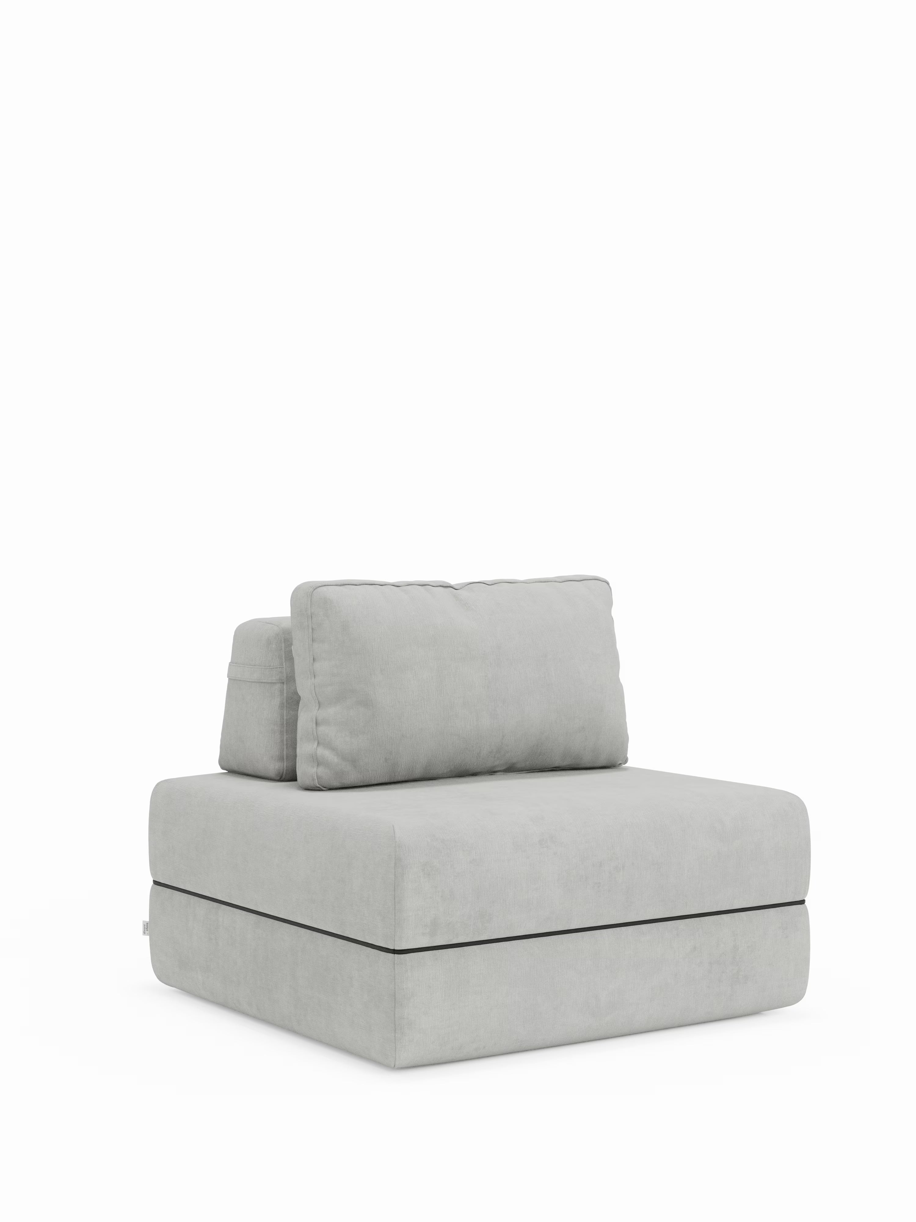 Una poltrona letto Rift moderna, di colore grigio chiaro, di Divani.Store, caratterizzata da una base quadrata, una seduta imbottita con un materasso in memory foam alto 22 cm, uno schienale mobile rivestito in tessuto T31 antimacchia e un cuscino rettangolare abbinato per lo schienale, il tutto su uno sfondo bianco a tinta unita.