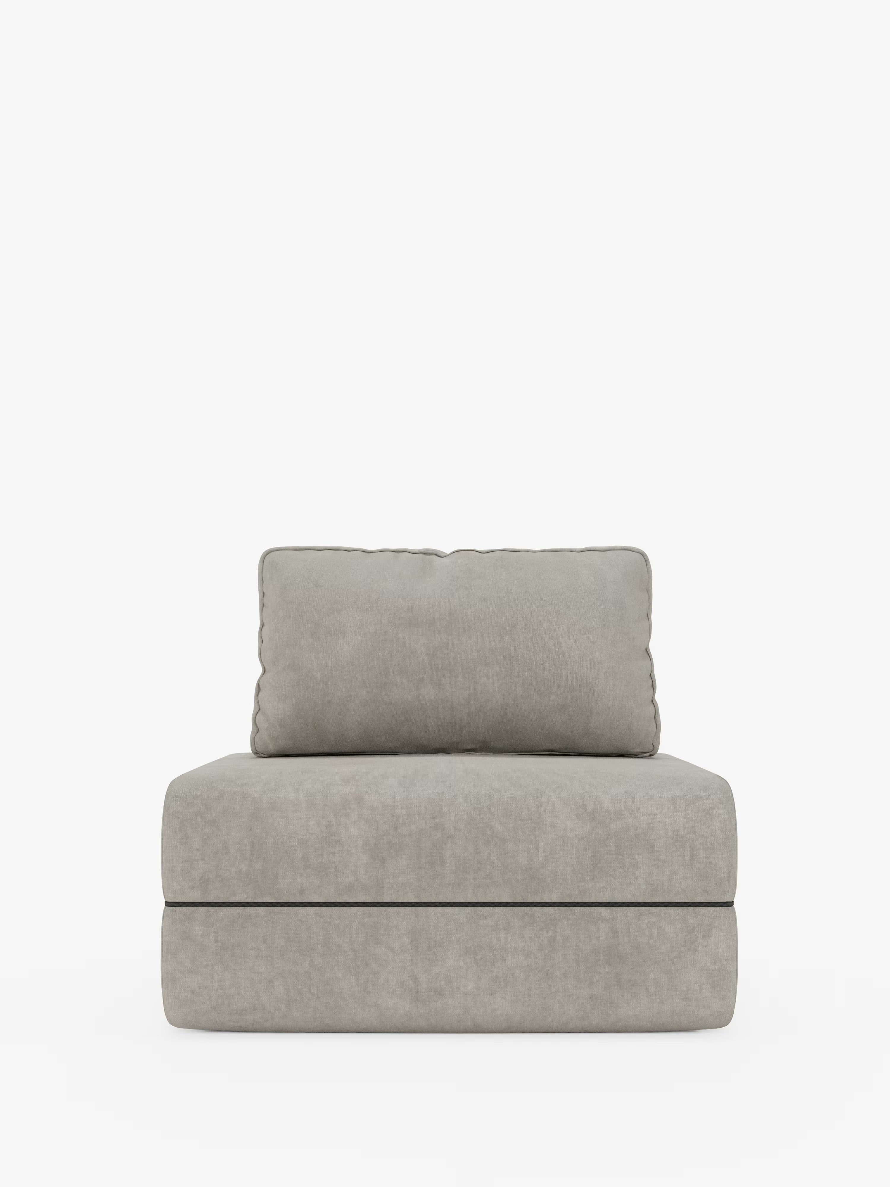 Una poltrona letto Rift in stile contemporaneo di Divani.Store, dotata di un materasso in memory foam alto 24 cm, schienale regolabile e tessuto T31 antimacchia in una finitura grigio chiaro. È progettata senza braccioli, include un morbido cuscino con un cuscino rettangolare abbinato per lo schienale e presenta linee eleganti con una silhouette slanciata che risalta su uno sfondo bianco a tinta unita.