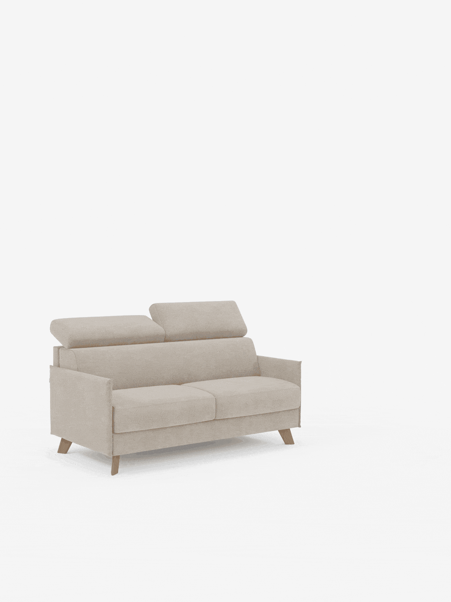 Un divano letto moderno e compatto color beige per due persone (Sole di Divani.Store), caratterizzato da poggiatesta regolabili, gambe angolate in legno e un design minimalista di ispirazione scandinava — tessuto T23 100% sfoderabile e antimacchia — raffigurato su uno sfondo bianco con ampio spazio libero attorno.