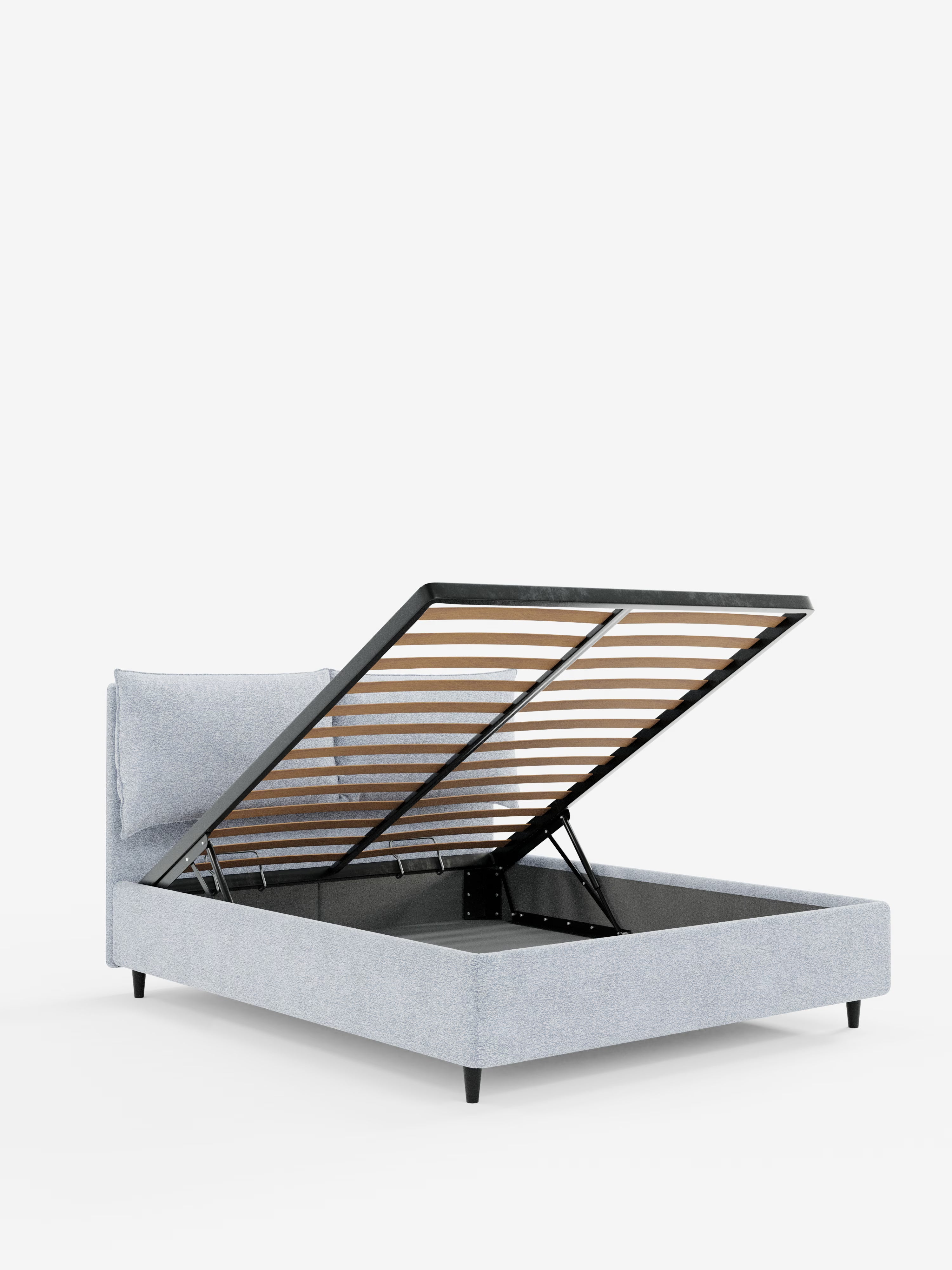 Vi presentiamo il letto imbottito ZAYRON con contenitore e morbidi cuscini regolabili di Letti.store: un moderno letto imbottito grigio chiaro dotato di una base a doghe sollevabile che rivela un ampio vano contenitore sottostante, rendendolo la soluzione perfetta come letto contenitore. Questo letto di grande stile presenta gambe nere inclinate e una testiera imbottita con cuscini regolabili in tessuto certificato Oeko-Tex®, il tutto splendidamente valorizzato da uno sfondo bianco a tinta unita.