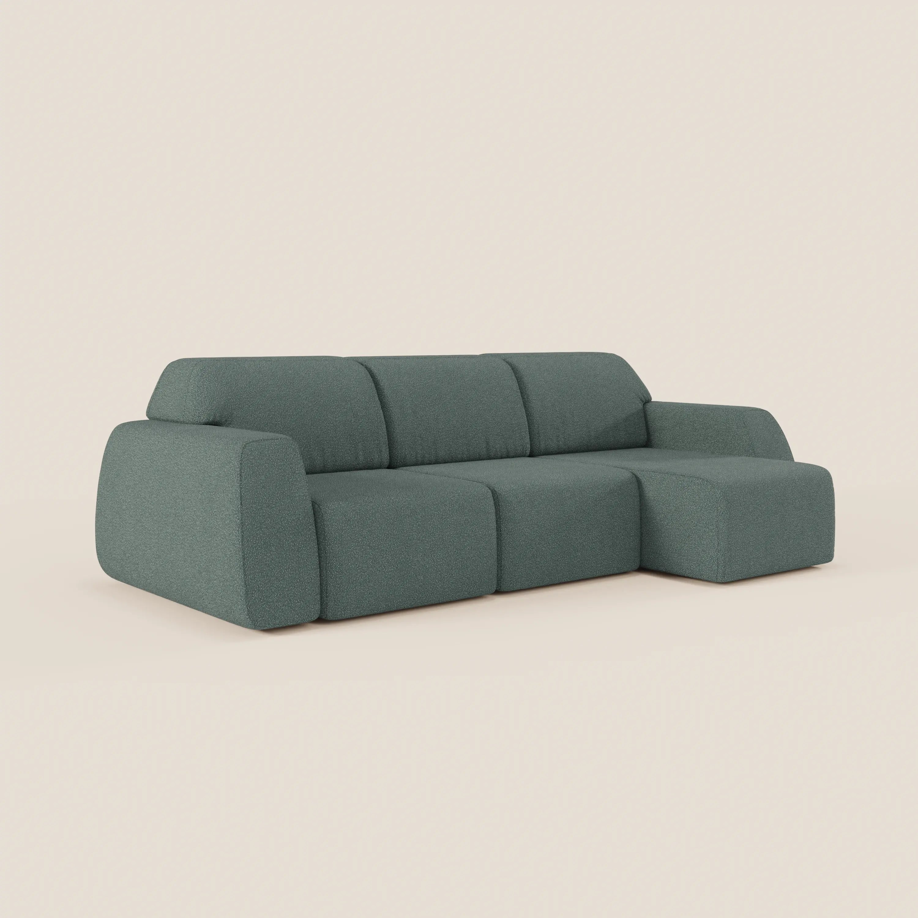 Il divano angolare Orbit di Divani.Store è dotato di penisola reversibile e sedute allungabili in tessuto T33 effetto cotone, facile da pulire. Le sue linee morbide e moderne e la tenue tonalità verde acqua spiccano su uno sfondo bianco sporco.
