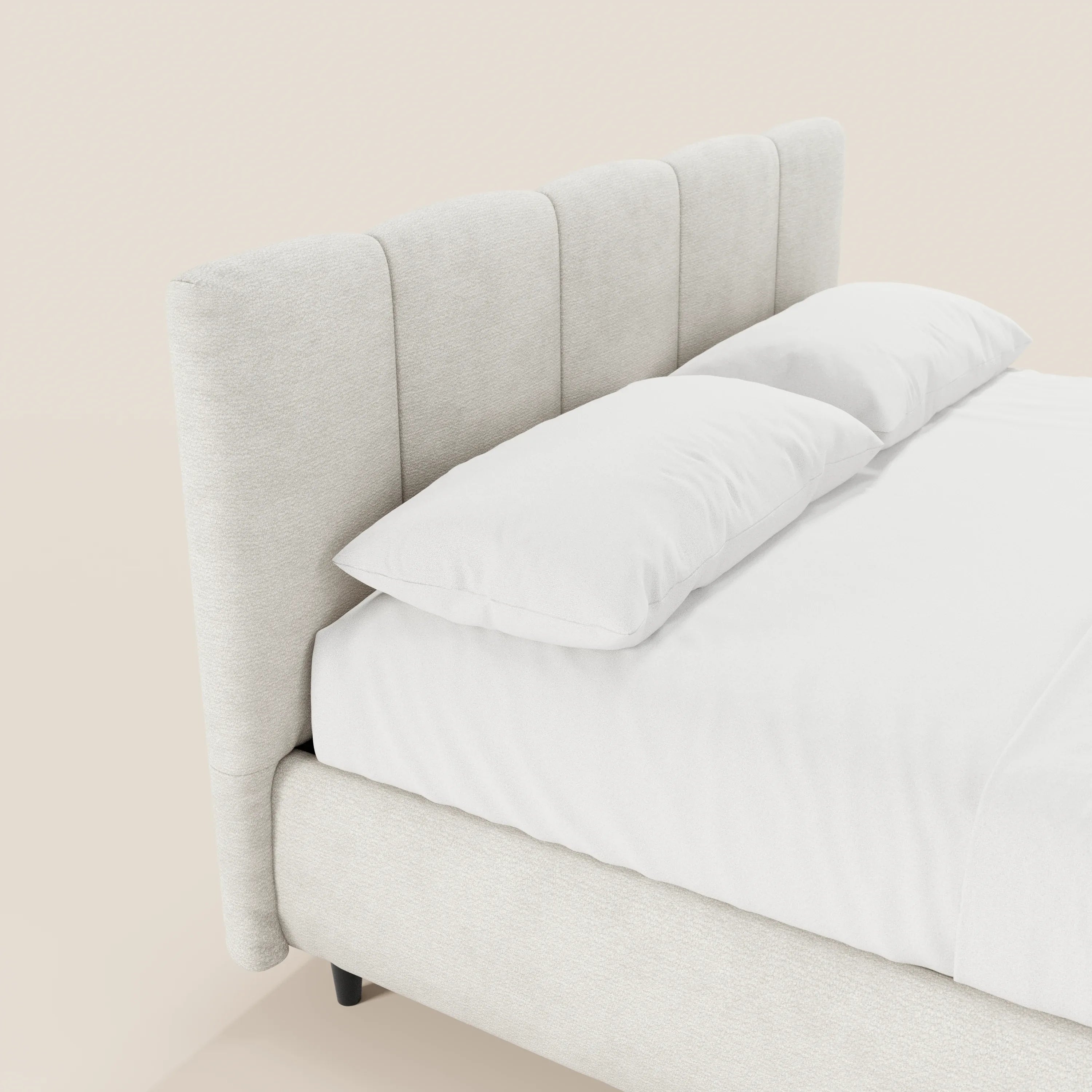 Il letto imbottito ARKAM di Letti.store, con contenitore e testiera a lavorazione verticale, sfoggia uno stile shabby chic in tessuto Oeko-Tex®, bianco, con lenzuola e cuscino rettangolare su uno sfondo minimalista.