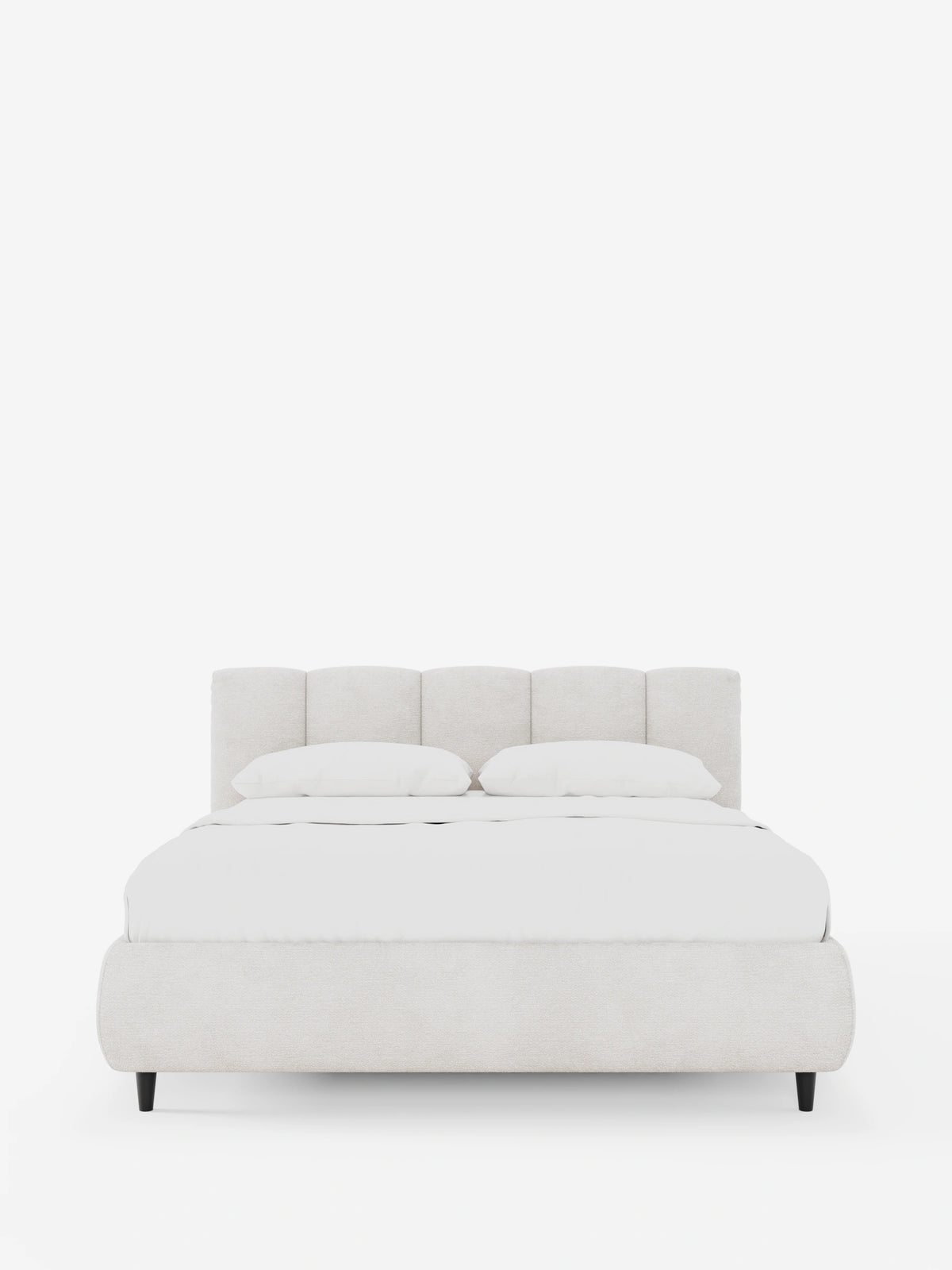 Il letto imbottito ARKAM con contenitore e testiera a cuciture verticali è un letto beige con cuciture verticali e piedini bassi e scuri, rivestito con lenzuola bianche immacolate e due cuscini su uno sfondo bianco.