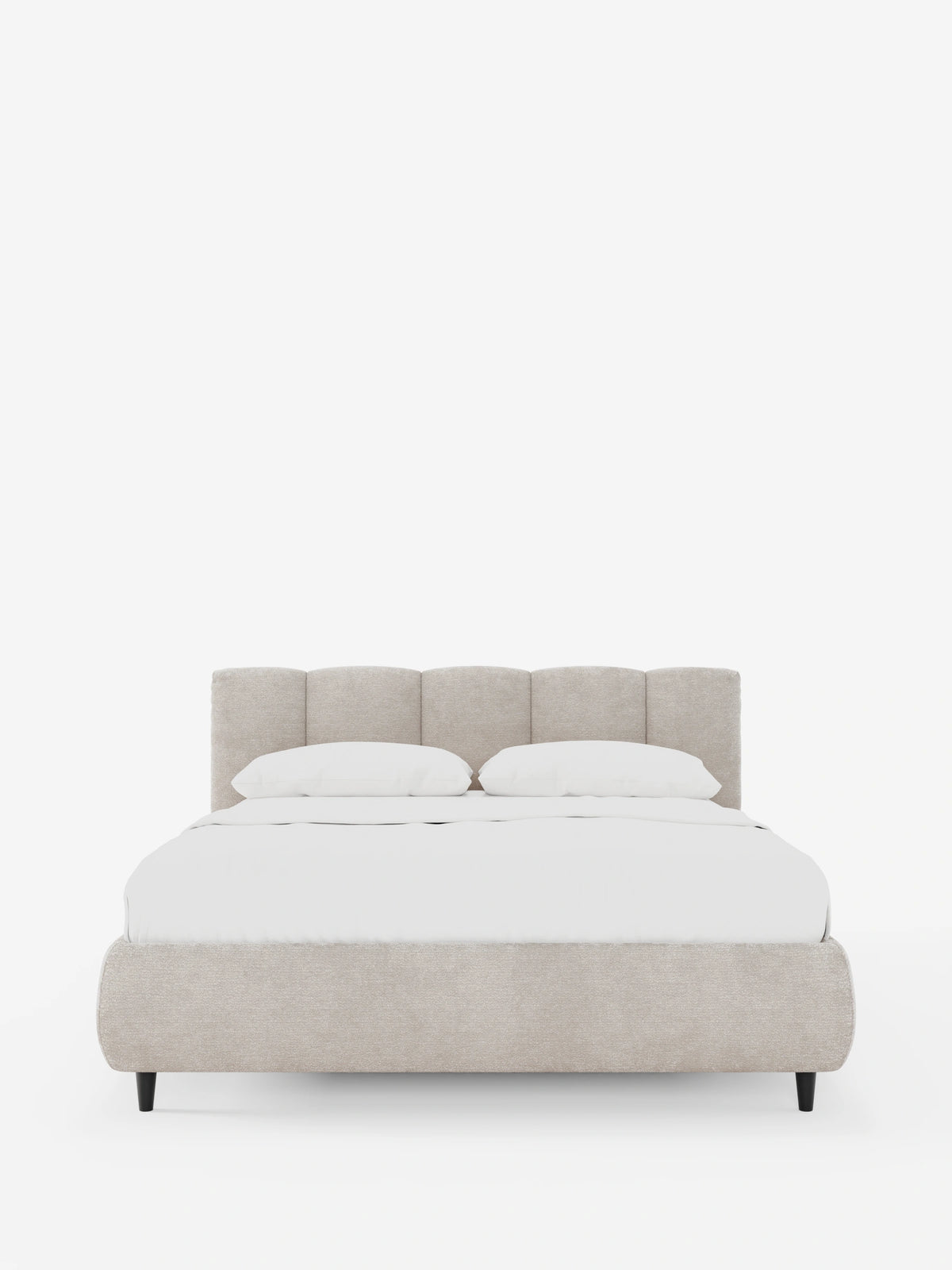 ARKAM, letto imbottito con contenitore e testiera a lavorazione verticale in tessuto beige chiaro, con due cuscini bianchi e piedini affusolati scuri su sfondo bianco.