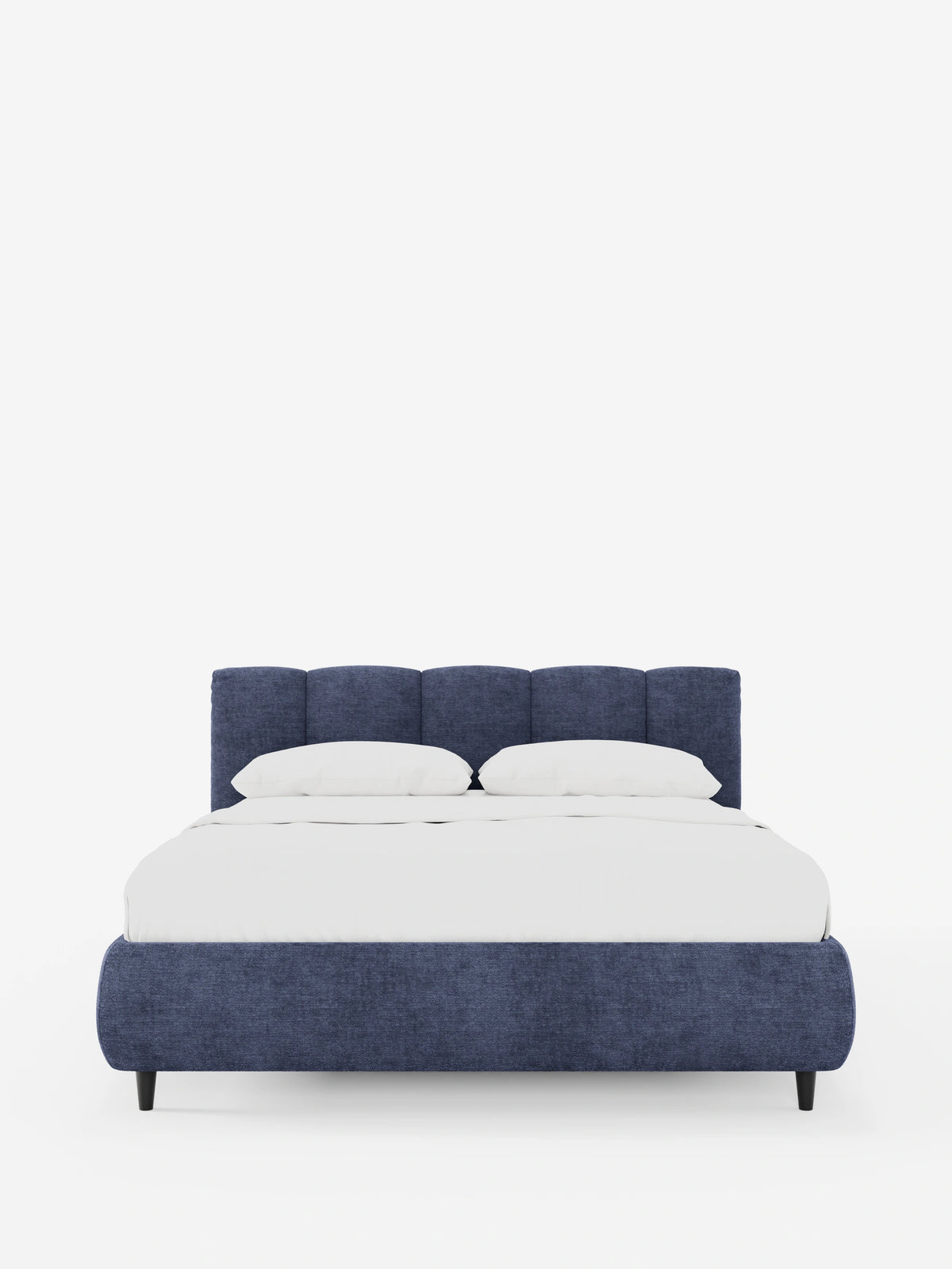 Il letto imbottito ARKAM con contenitore e testiera a cuciture verticali è un letto blu imbottito con una testiera alta dalle cuciture verticali, biancheria da letto di un bianco brillante e quattro gambe corte e scure che risaltano su uno sfondo bianco a tinta unita.