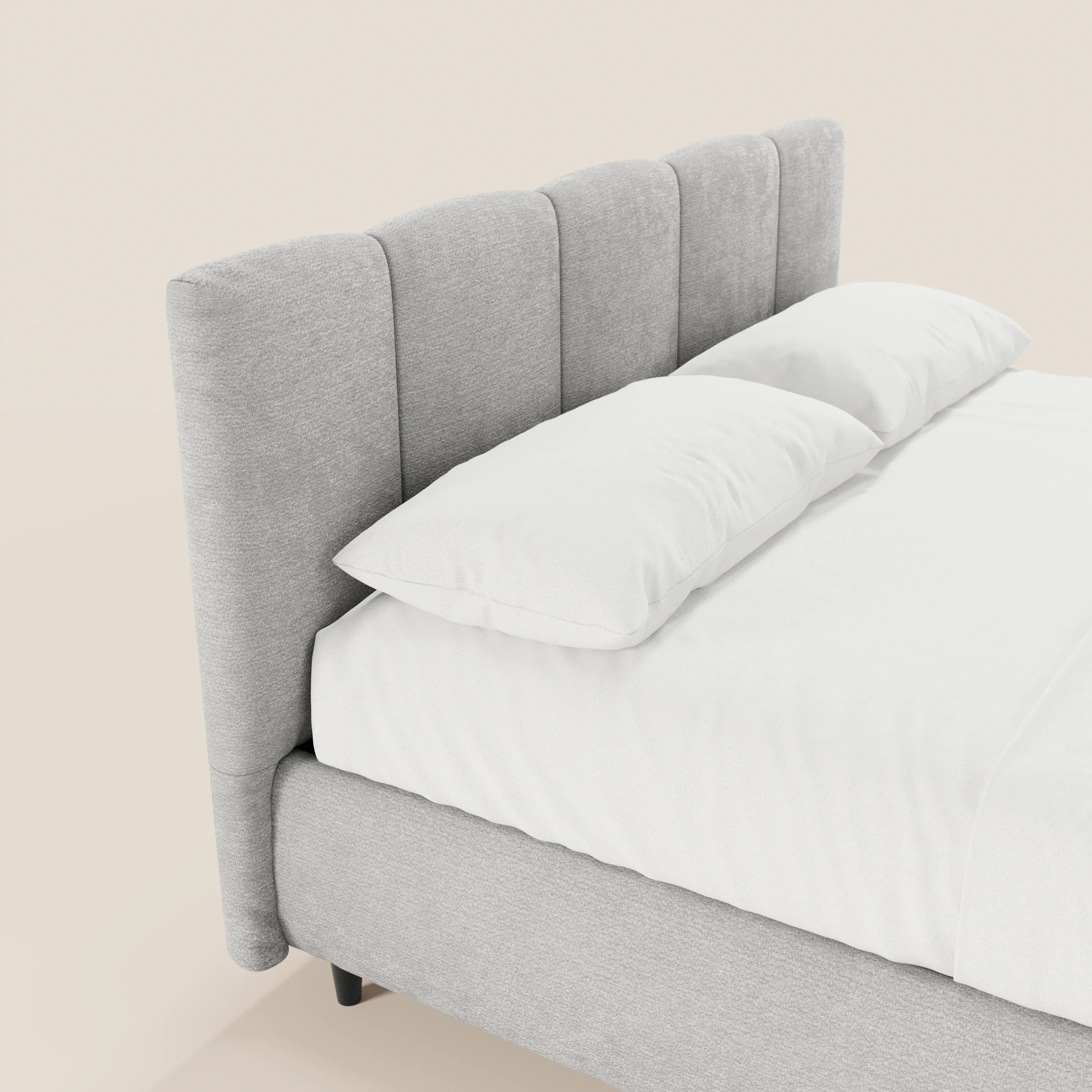 Il letto imbottito ARKAM di Letti.store presenta un design shabby chic con una testiera imbottita a pannelli verticali in tessuto certificato Oeko-Tex® e un pratico vano contenitore. Nella foto è raffigurato in grigio chiaro con biancheria da letto bianca su uno sfondo beige.