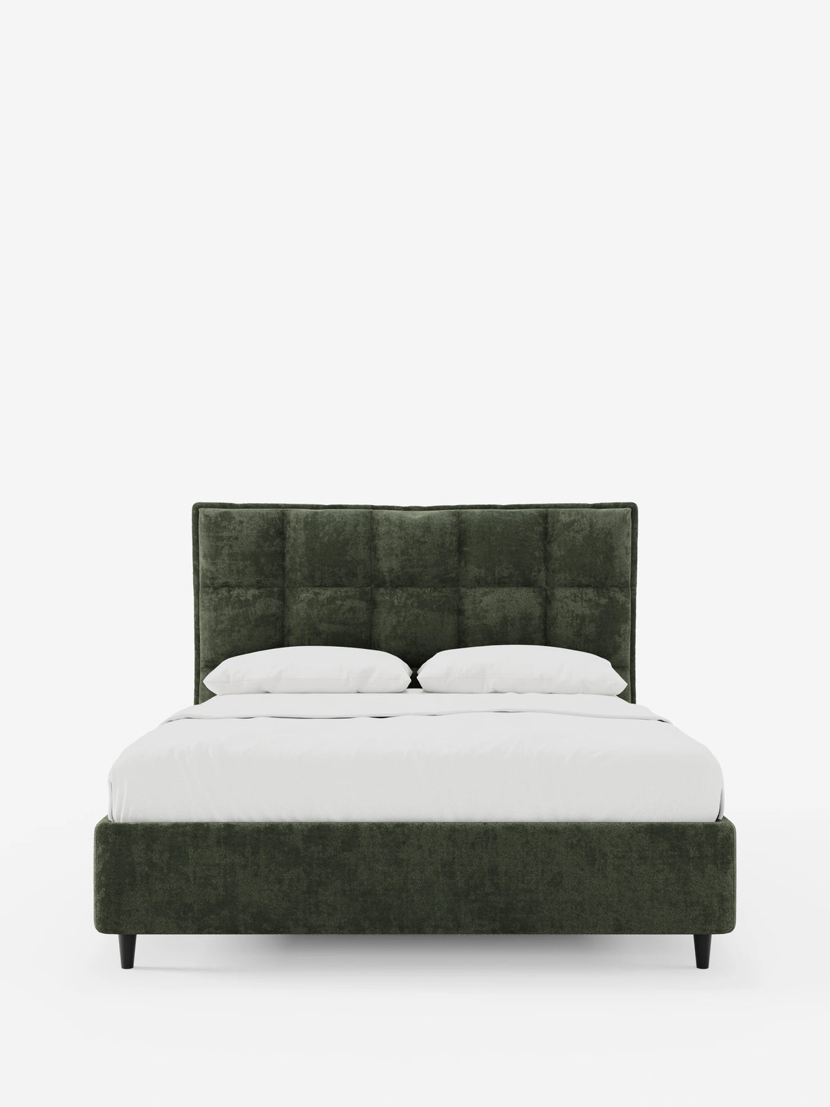 Il letto imbottito AURO con contenitore e testiera alta capitonné in ciniglia Oeko-Tex® è un letto in velluto verde bosco scuro con testiera alta capitonné, biancheria da letto bianca e due cuscini, il tutto su una struttura con quattro gambe sottili di colore scuro.