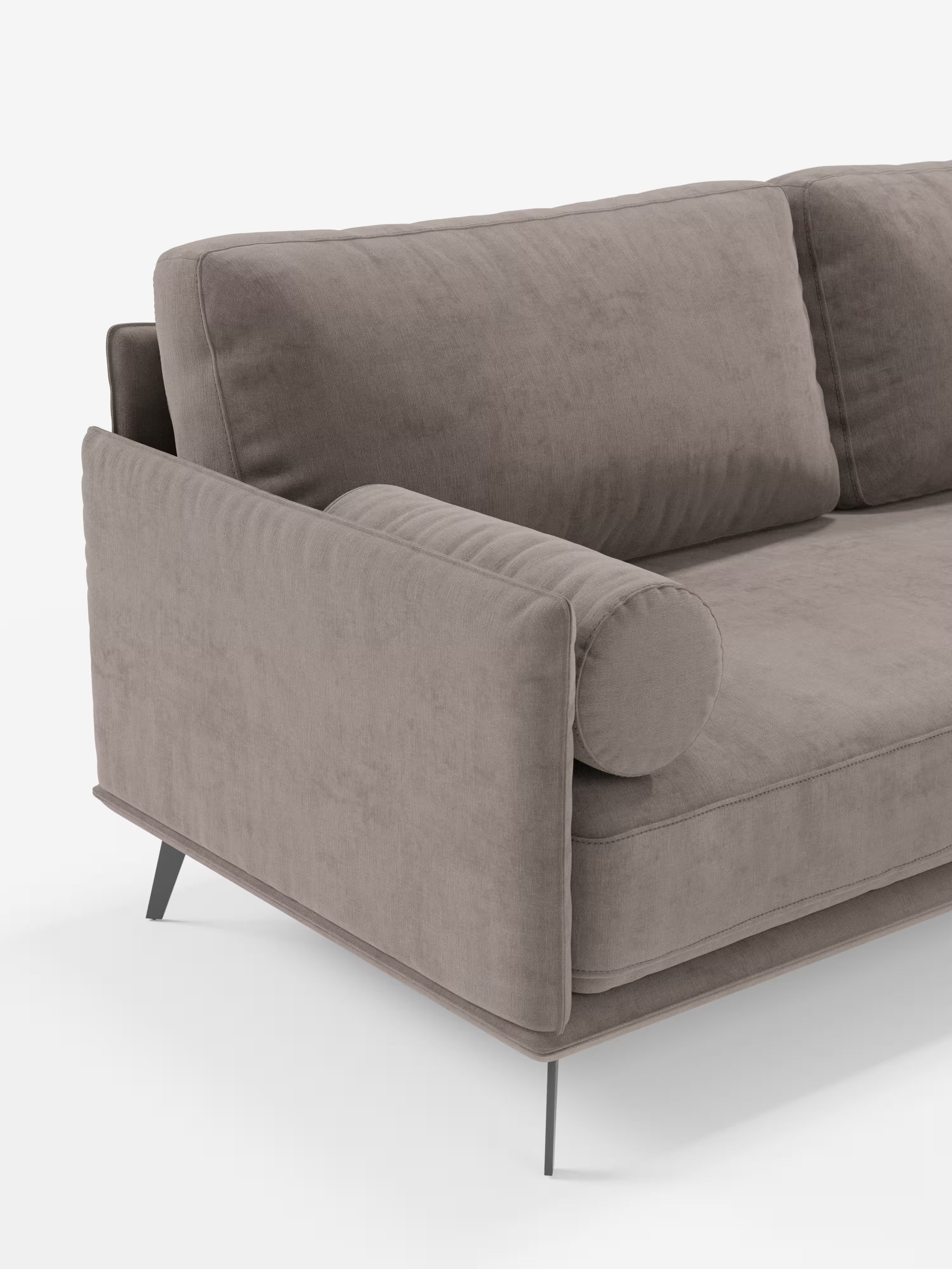 Un moderno divano angolare con penisola "Basalto" di Divani.Store, rivestito in tessuto smacchiabile T31 color taupe, caratterizzato da un cuscino dello schienale rettangolare, un cuscino cilindrico abbinato e una base sottile in metallo. L'immagine mostra il bracciolo sinistro e parte della seduta su sfondo bianco.