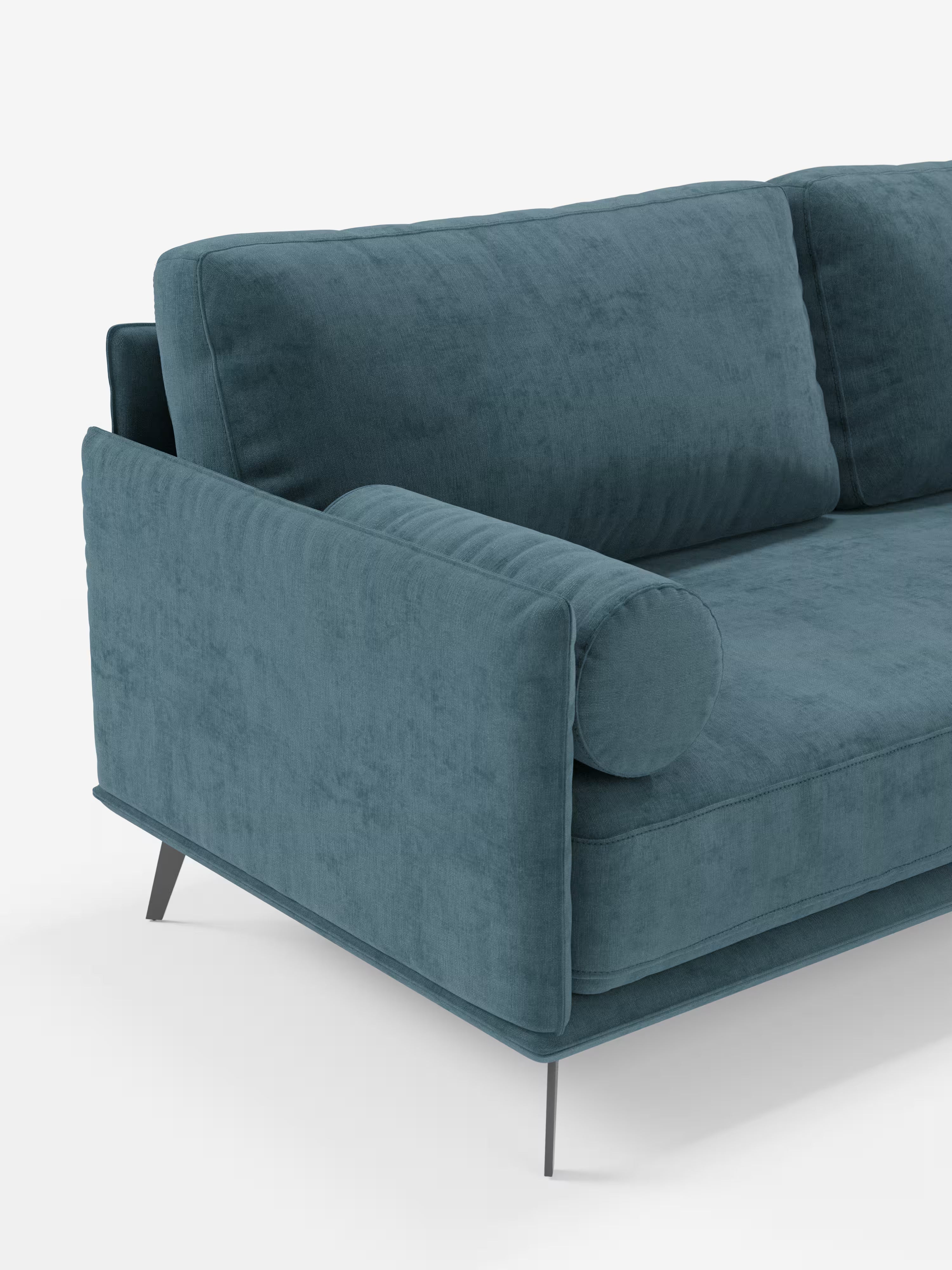 Vi presentiamo il Basalto Divano moderno angolare con penisola di Divani.Store: un divano componibile contemporaneo color verde acqua con base in metallo e rivestimento in tessuto T31 antimacchia, caratterizzato da morbidi cuscini di seduta e schienale imbottiti in piuma, un cuscino cilindrico sul bracciolo e sottili gambe in metallo nero. Su uno sfondo bianco a tinta unita, questo elemento d’arredo moderno coniuga perfettamente un design elegante con un comfort eccezionale.