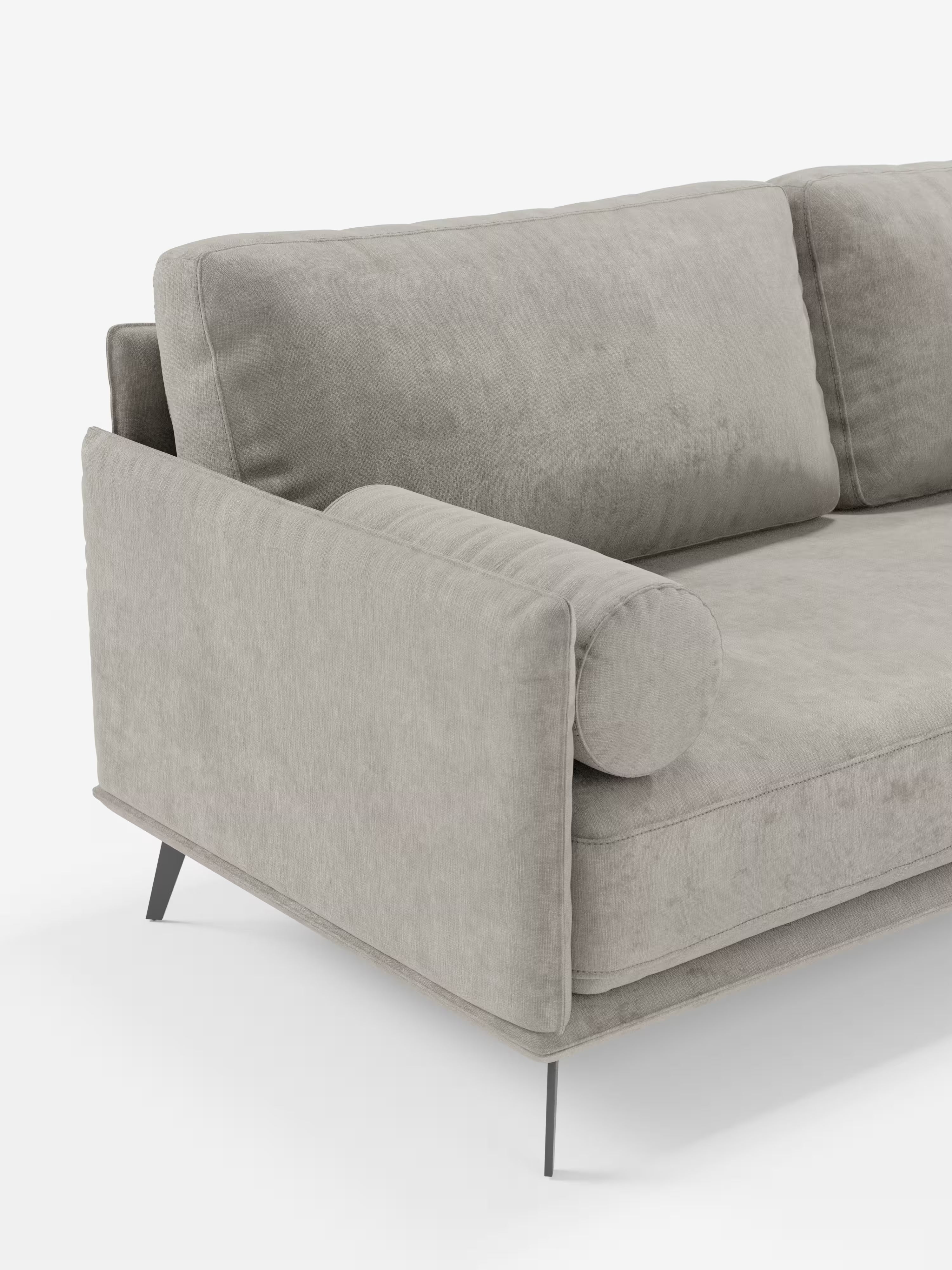 Il divano moderno angolare con penisola Basalto di Divani.Store è presentato nella versione grigio chiaro, caratterizzato da uno schienale rettangolare, morbidi cuscini di seduta rivestiti in tessuto T31 antimacchia e sfoderabile, e un cuscino cilindrico coordinato appoggiato sul bracciolo. Questo divano moderno poggia su gambe metalliche sottili e angolate ed è fotografato su uno sfondo bianco a tinta unita, con solo il lato sinistro visibile.