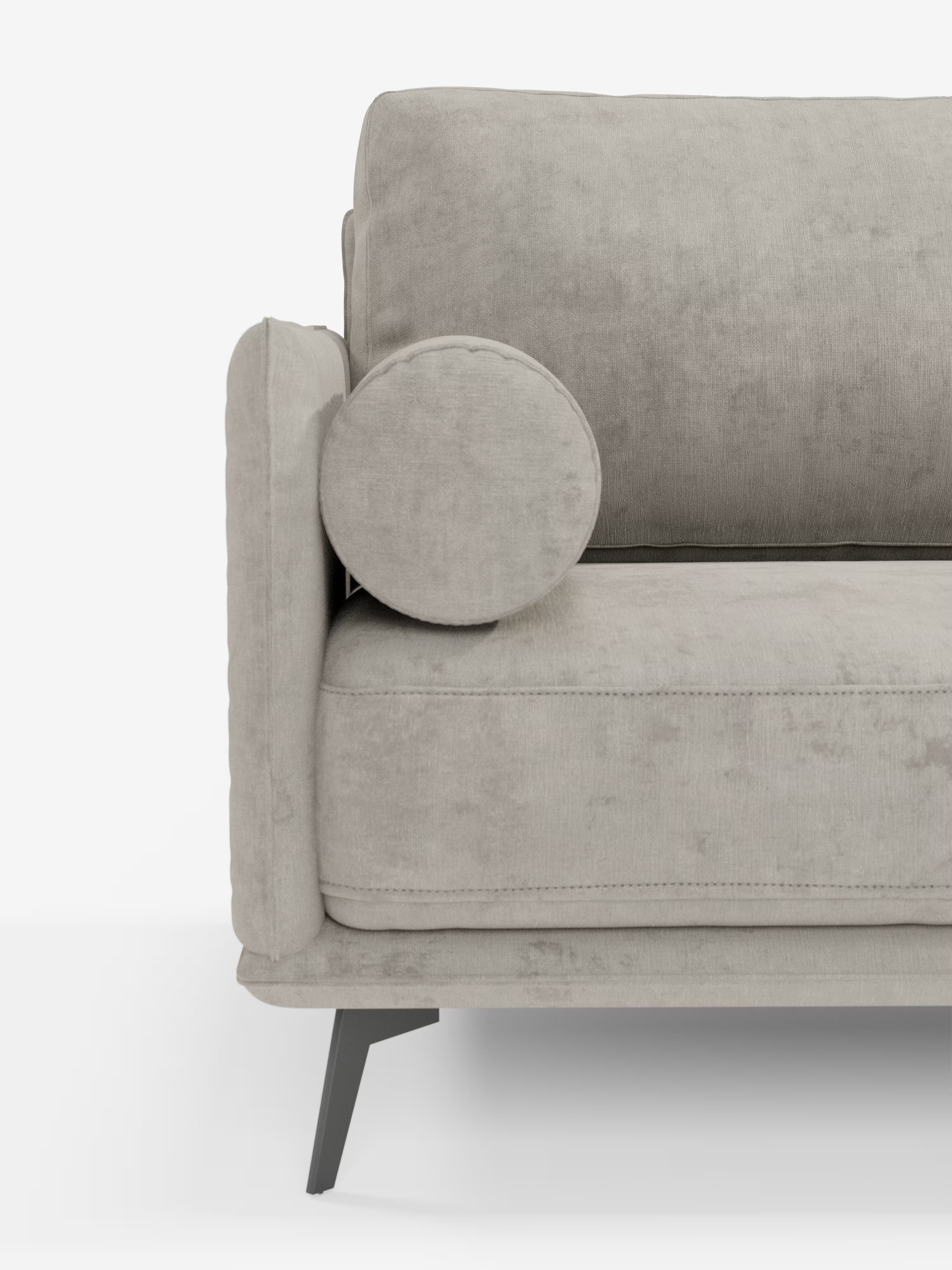Un primo piano del divano lineare Basalto a 2 o 3 posti con seduta unica e base in metallo, rivestito in tessuto smacchiabile T31 di Divani.Store, caratterizzato da un moderno tessuto grigio chiaro con un cuscino cilindrico sul bracciolo. Questo elegante divano presenta morbidi cuscini e gambe angolate in metallo nero. Incontrapposta a uno sfondo bianco a tinta unita, l’immagine ne sottolinea il design pulito e minimalista.