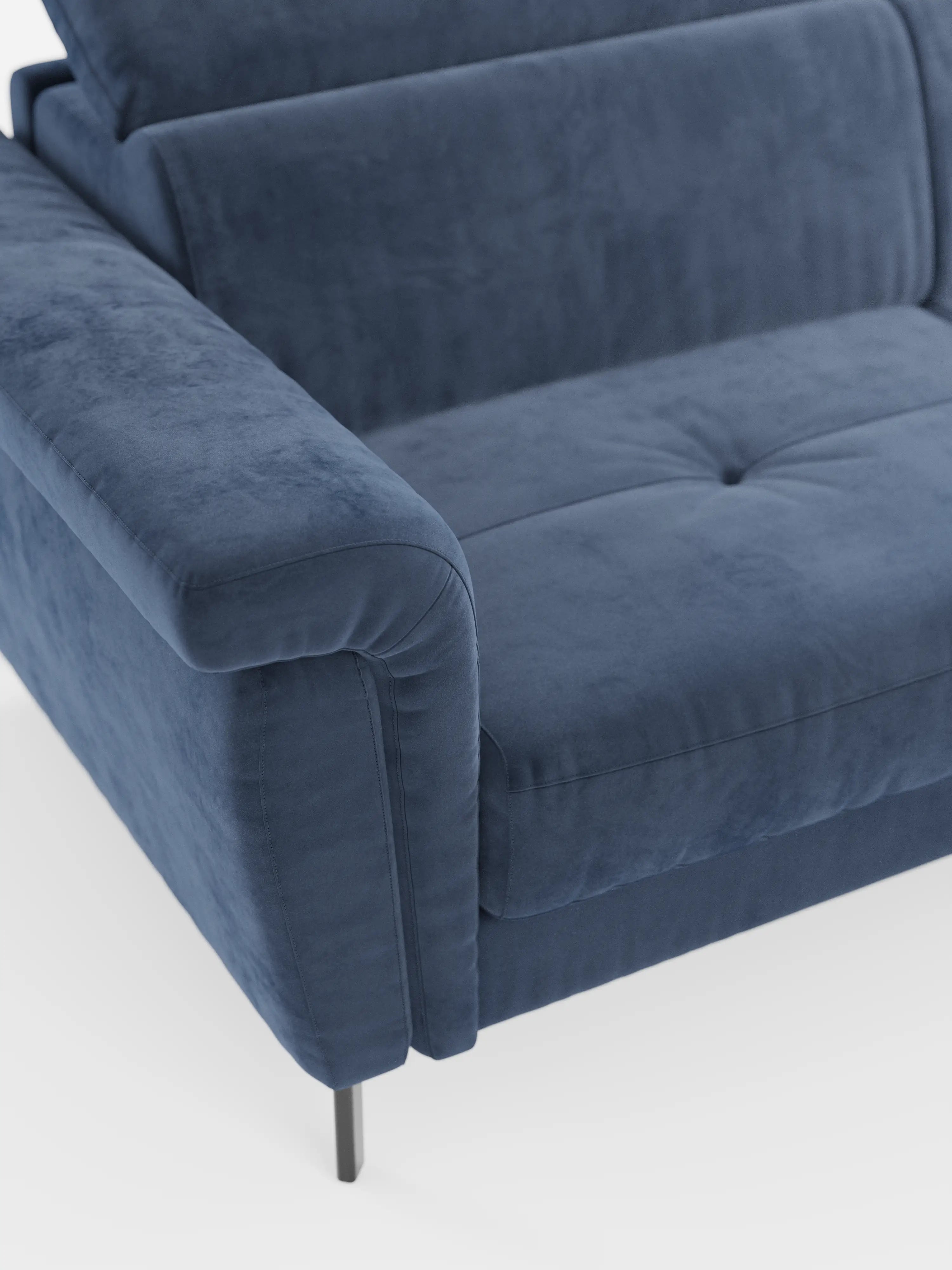 Un primo piano del divano letto di design Capri con piedini alti di Divani.Store, rivestito in raffinato tessuto effetto velluto smacchiabile T30. Questo moderno divano blu effetto velluto è frutto della maestria artigianale italiana, con ampi braccioli, schienale imbottito, due sottili gambe in metallo nero e poggiatesta regolabili per un tocco di lusso in più, il tutto su uno sfondo bianco.