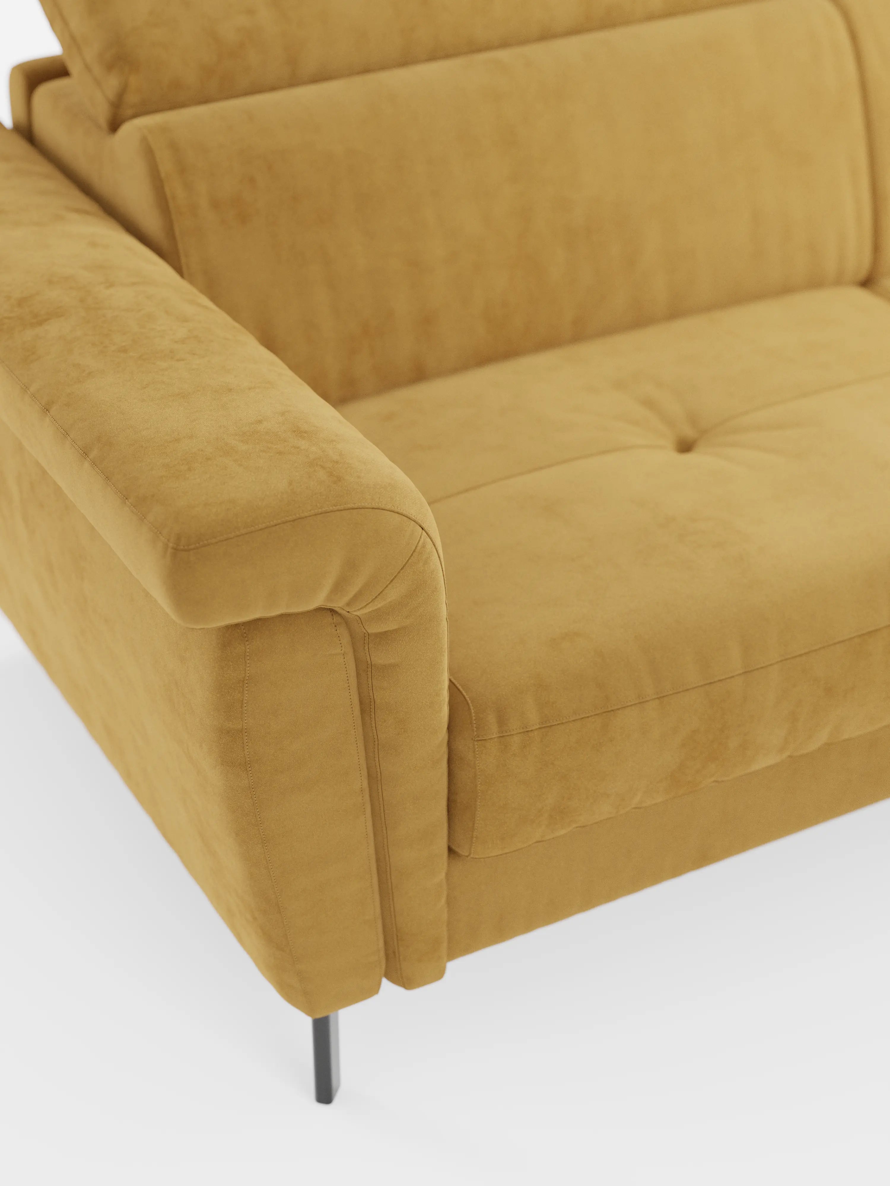 Un primo piano del divano letto di design Capri di Divani.Store in giallo senape, rivestito in raffinato tessuto effetto velluto smacchiabile T30, caratterizzato da morbidi braccioli, un cuscino di seduta trapuntato, gambe alte e slanciate in metallo nero e poggiatesta regolabili, su uno sfondo bianco.