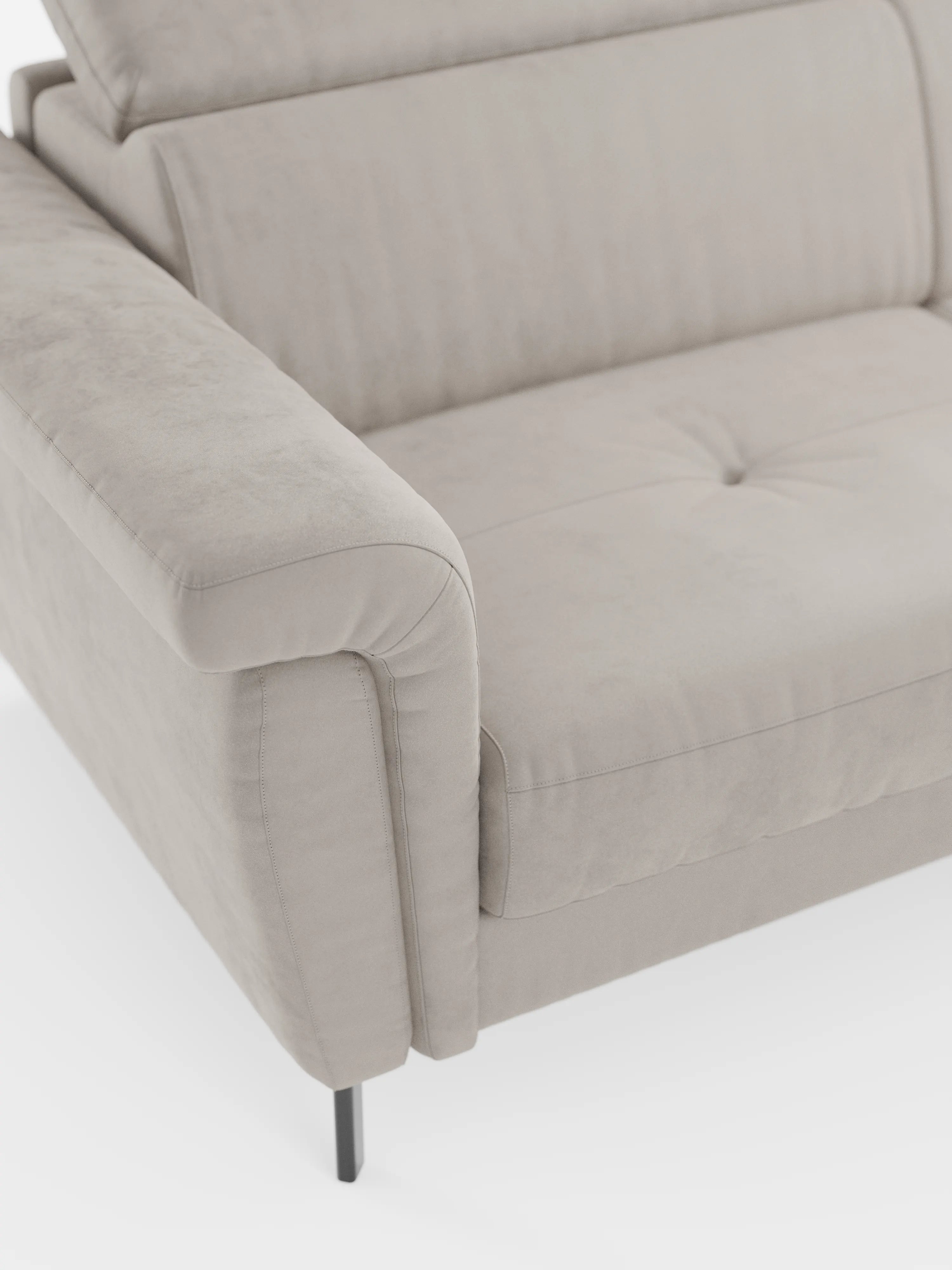 Primo piano del divano letto di design Capri con piedini alti di Divani.Store, che mette in risalto il bracciolo sinistro, un cuscino di seduta con trapuntatura a bottone singolo e sottili gambe in metallo nero. Il raffinato rivestimento in tessuto effetto velluto smacchiabile T30 appare morbido e liscio, mentre la silhouette minimalista dalle linee pulite e i poggiatesta reclinabili riflettono l’autentica manifattura italiana.