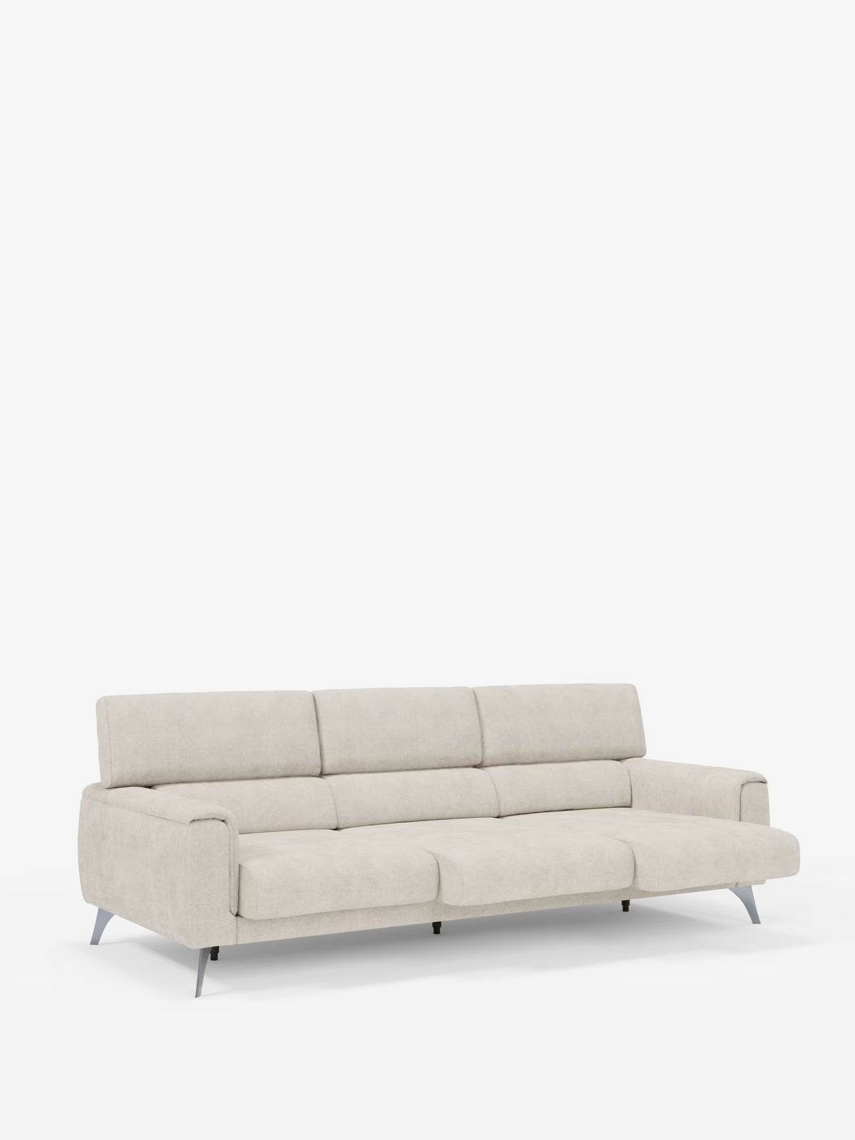 Vi presentiamo il divano Caravaggio a 4 posti con tre sedute scorrevoli di Divani.Store: un moderno divano in tessuto beige chiaro dotato di tre cuscini di seduta scorrevoli, tre cuscini dello schienale, poggiatesta regolabili, ampi braccioli ed eleganti gambe in metallo argentato, raffigurato su uno sfondo bianco a tinta unita.