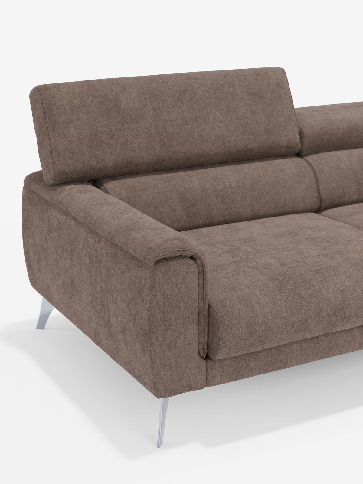 Scopri il comfort contemporaneo con il divano Caravaggio a 2 e 3 posti di Divani.Store, caratterizzato da ampi braccioli, imbottitura morbida ed eleganti gambe in metallo inclinate verso l’esterno che conferiscono un tocco moderno. Rivestito con l’elegante tessuto marrone antimacchia T31, questo divano componibile offre sedute estensibili e poggiatesta regolabili: l’ideale per un soggiorno contemporaneo. Presentato su uno sfondo bianco a tinta unita.