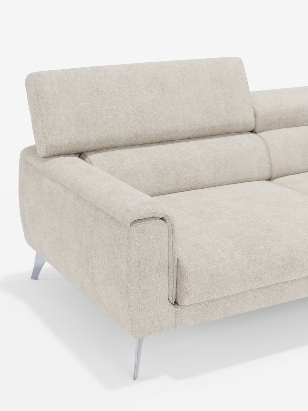 Il divano Caravaggio a 2 e 3 posti di Divani.Store, caratterizzato da sedute allungabili e poggiatesta reclinabili in elegante tessuto smacchiabile T31 beige, presenta ampi braccioli e gambe angolate in metallo argentato. Perfetto per qualsiasi soggiorno contemporaneo, questo divano moderno è raffigurato su uno sfondo bianco semplice, con un primo piano sulla parte sinistra.