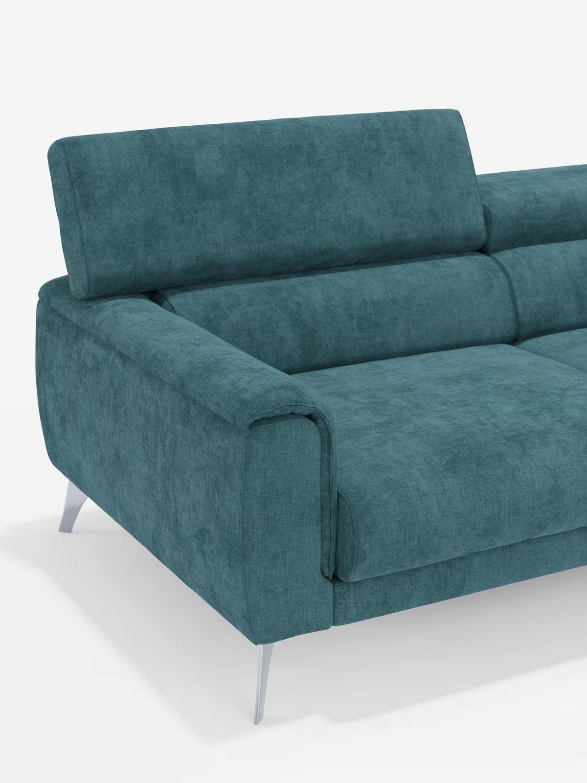 Una parte del divano Caravaggio a 2 e 3 posti di Divani.Store è raffigurata su uno sfondo bianco a tinta unita, che ne esalta il design moderno e minimalista, impreziosito dall’elegante tessuto T31 color verde acqua smacchiabile. Il divano presenta ampi braccioli, uno schienale basso con poggiatesta reclinabili, gambe in metallo angolate e seduta allungata. Il rivestimento soffice appare morbido e invitante.