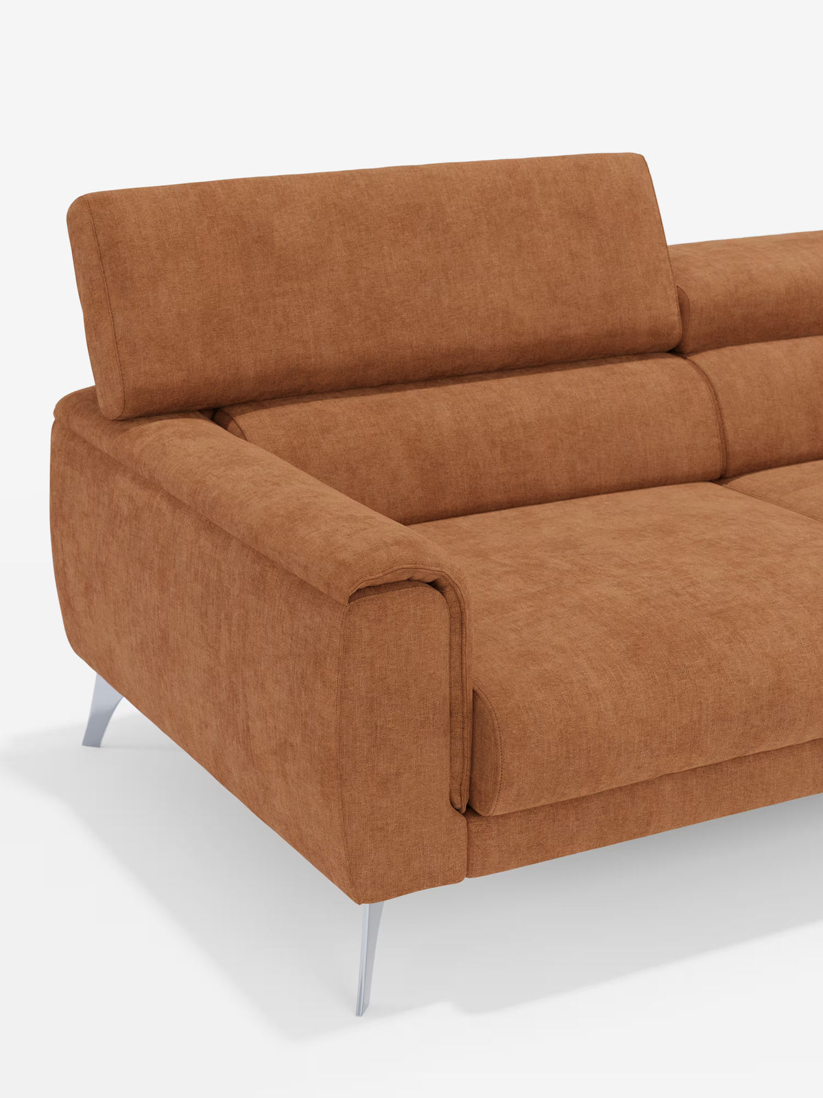 Un primo piano del divano Caravaggio a 2 e 3 posti di Divani.Store ne mette in risalto il design moderno, realizzato in elegante tessuto T31 resistente alle macchie. Il divano componibile è dotato di braccioli imbottiti e spessi, poggiatesta regolabili e reclinabili e sedute allungabili per un maggiore comfort e flessibilità. Le eleganti gambe in metallo argentato ne accentuano lo stile contemporaneo. L'immagine è presentata su uno sfondo bianco.