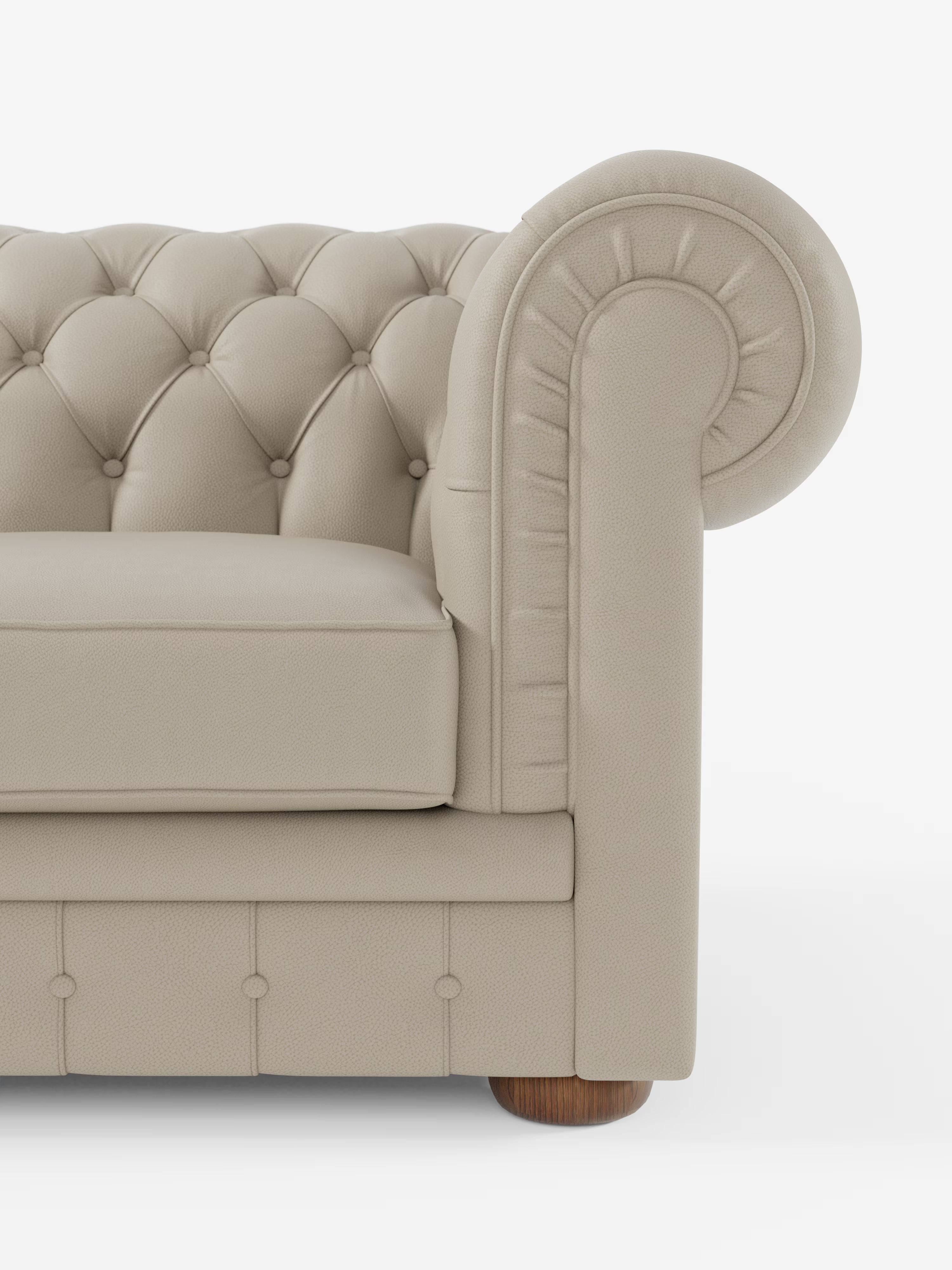 Primo piano di un divano Chester 4 Posti 3 sedute in vera pelle beige, con rivestimento capitonné – bracciolo del divano Chesterfield Capitonné Artigianale di Divani.Store, caratterizzato da bottoni decorativi, bracciolo arrotondato e gambe in legno. Realizzato con maestria in vera pelle e orgogliosamente Made in Italy; è visibile solo la metà destra del divano su uno sfondo bianco a tinta unita.
