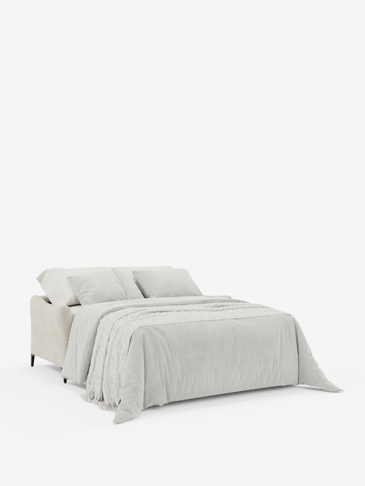 Un letto contemporaneo, rivestito in grigio chiaro e abbinato a un copriletto coordinato, un plaid testurizzato e quattro cuscini, offre lo stesso comfort accogliente e la stessa eleganza sobria del divano letto Dalia da 2, 3 e 4 posti con materasso H18 in moderno tessuto vellutino smacchiabile T30 di Divani.Store. Su uno sfondo bianco semplice, senza arredi o decorazioni aggiuntive, le linee pulite e i toni rilassanti del letto riflettono il look raffinato degli interni di ispirazione scandinava.
