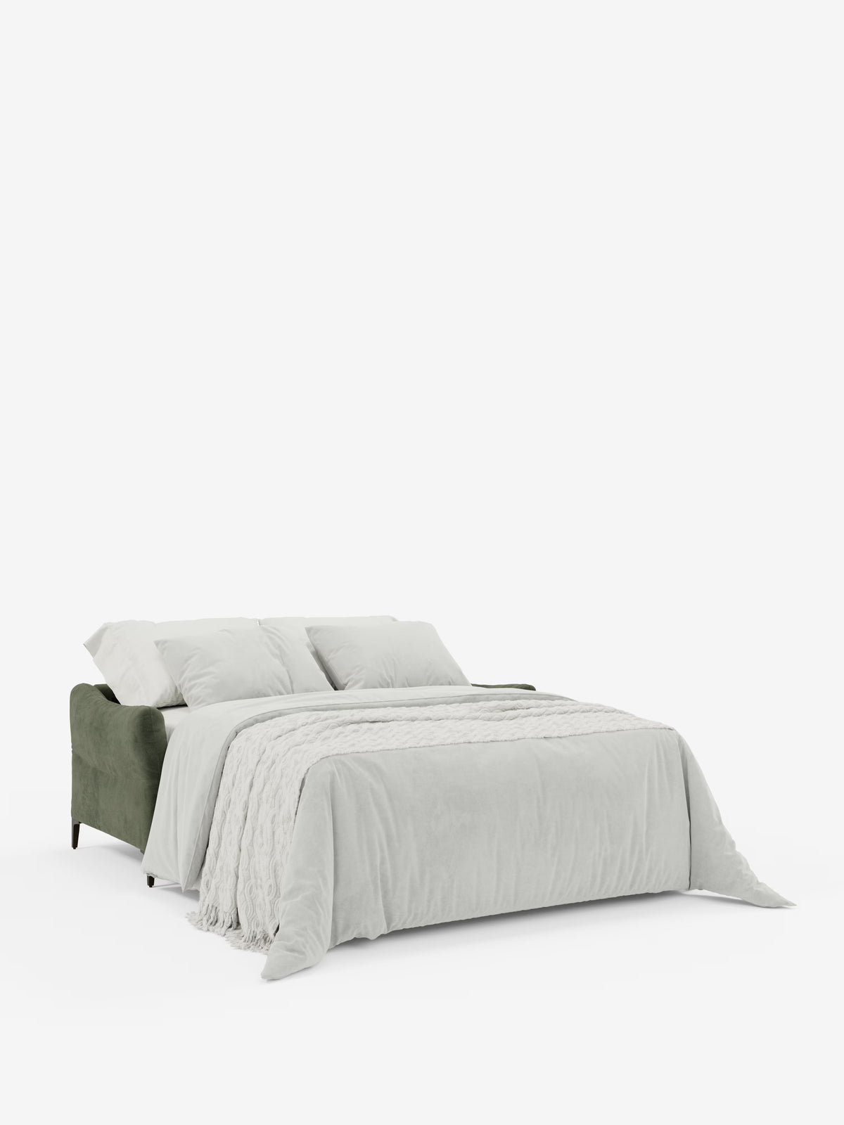 Un divano letto Dalia verde di Divani.Store, realizzato in moderno tessuto di velluto antimacchia (T30) e dotato di una testiera bassa, è abbinato a una biancheria da letto grigio chiaro — composta da una coperta, un piumone e quattro cuscini — per un look elegante di ispirazione scandinava. Il letto poggia su gambe corte ed è fotografato su uno sfondo bianco a tinta unita.