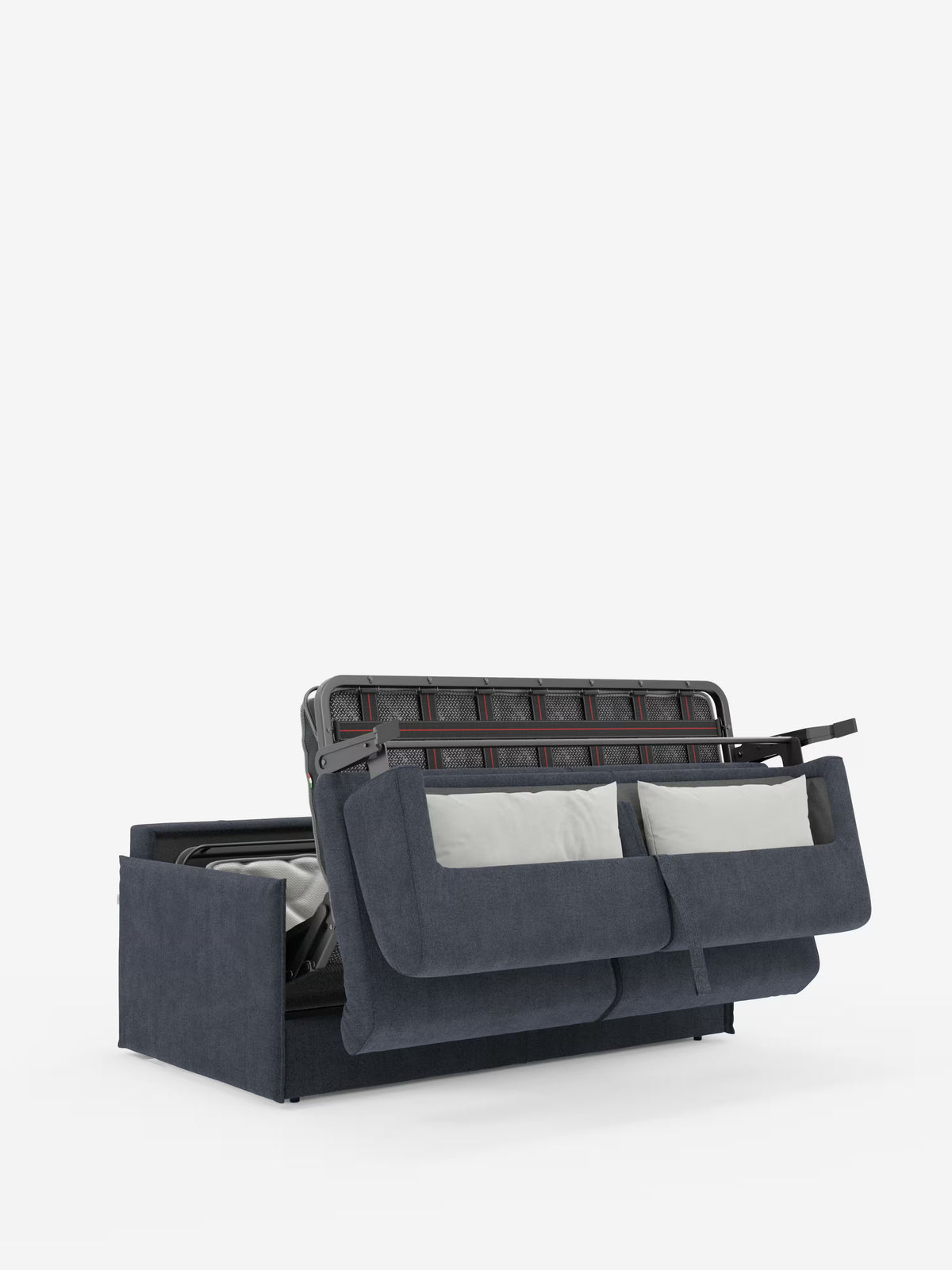 Il divano letto matrimoniale sfoderabile Evans di Divani.Store, qui raffigurato con un ricco rivestimento T23 blu scuro smacchiabile, presenta un design compatto con la seduta sollevabile che rivela un meccanismo letto estraibile e un vano porta-cuscini integrato che può contenere due cuscini bianchi. Lo schienale parzialmente rialzato fa da contrasto con uno sfondo bianco a tinta unita.