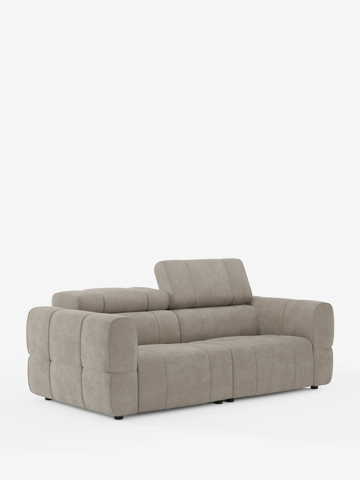Un divano modulare a tre posti Giotto color beige chiaro, con poggiatesta reclinabili e funzione relax elettrica opzionale, rivestito in tessuto smacchiabile T23, caratterizzato da un design trapuntato, braccioli squadrati e poggiatesta regolabili su uno sfondo bianco.