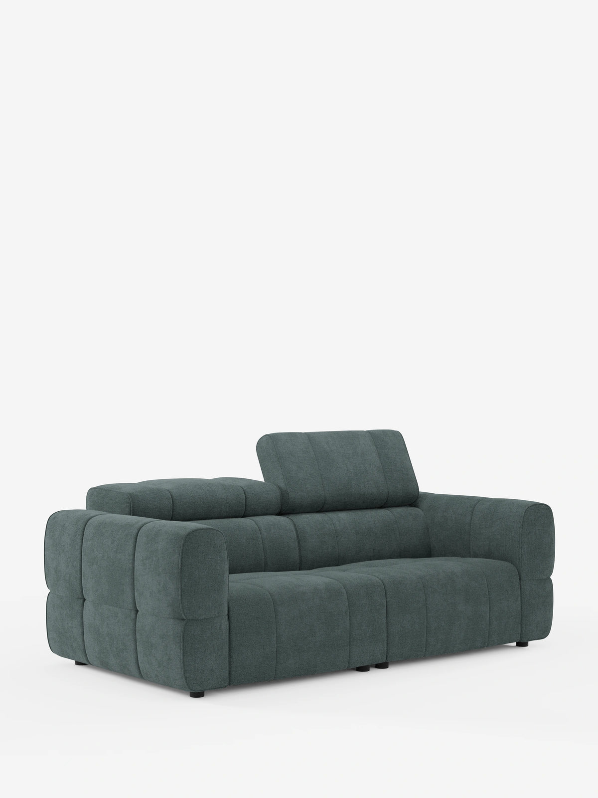 Un divano modulare Giotto a 3 posti, con poggiatesta reclinabili e funzione relax elettrica opzionale, rivestito in tessuto smacchiabile T23 color verde acqua scuro testurizzato, caratterizzato da dettagli trapuntati, con un poggiatesta sollevato e uno ripiegato.