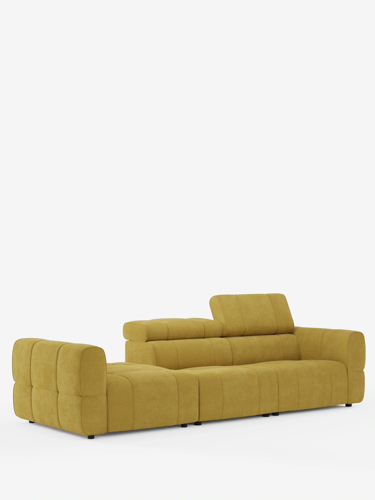 Un divano componibile Giotto di colore giallo senape con terminale aperto - opzione relax elettrico in tessuto smacchiabile T23 con finitura testurizzata, caratterizzato da una silhouette bassa e ampia, un unico poggiatesta rialzato e una sezione terminale bassa e senza braccioli.