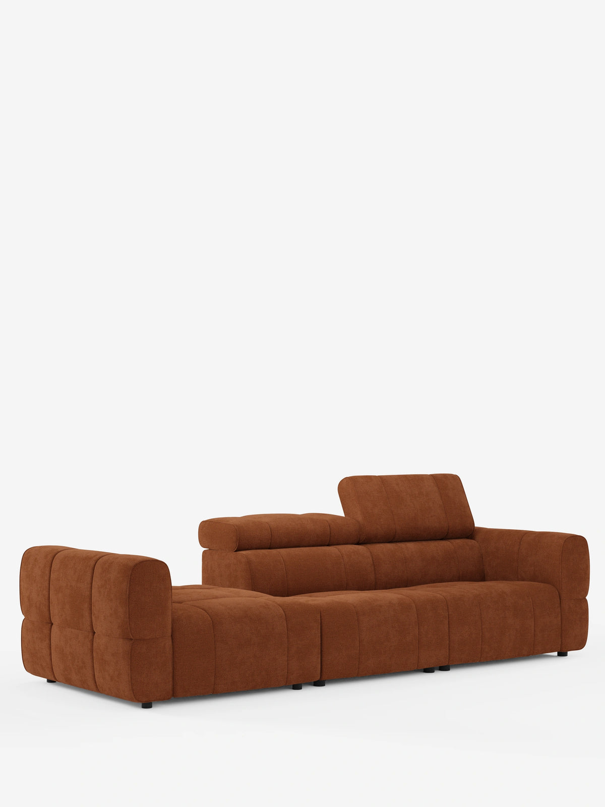 Un divano componibile Giotto Divano color arancio bruciato con terminale aperto – opzione relax elettrico in tessuto smacchiabile T23, caratterizzato da un design basso e squadrato e da un poggiatesta regolabile, è posizionato su uno sfondo bianco.