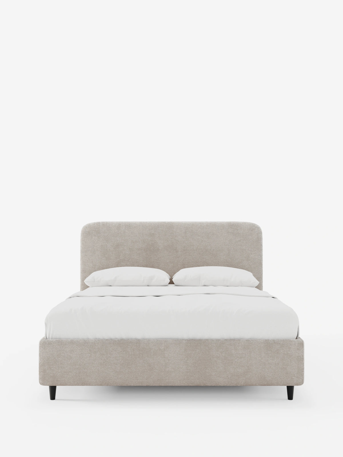 Un letto KAELOS minimal imbottito, con testiera arrotondata in tessuto beige testurizzato, spicca su uno sfondo bianco, rivestito con lenzuola bianche immacolate e sostenuto da gambe sottili, scure e affusolate, per una camera da letto moderna.