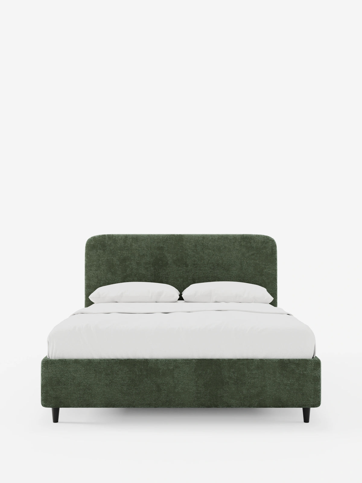 Un letto KAELOS in stile minimal, imbottito, con contenitore, gambe alte e testiera arrotondata in tessuto ciniglia verde scuro testurizzato, che spicca su uno sfondo bianco con una testiera arrotondata, un materasso rivestito da lenzuola bianche e sottili gambe nere.
